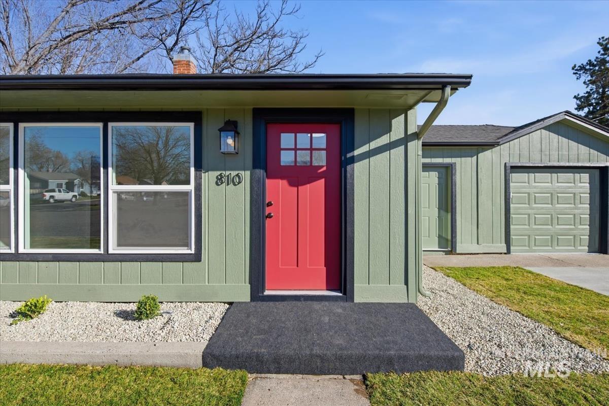 810 E 9th N