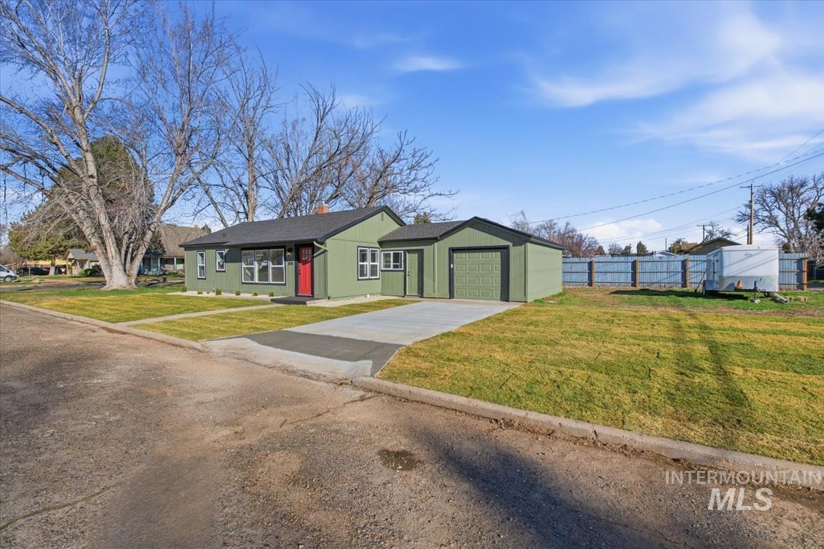 810 E 9th N