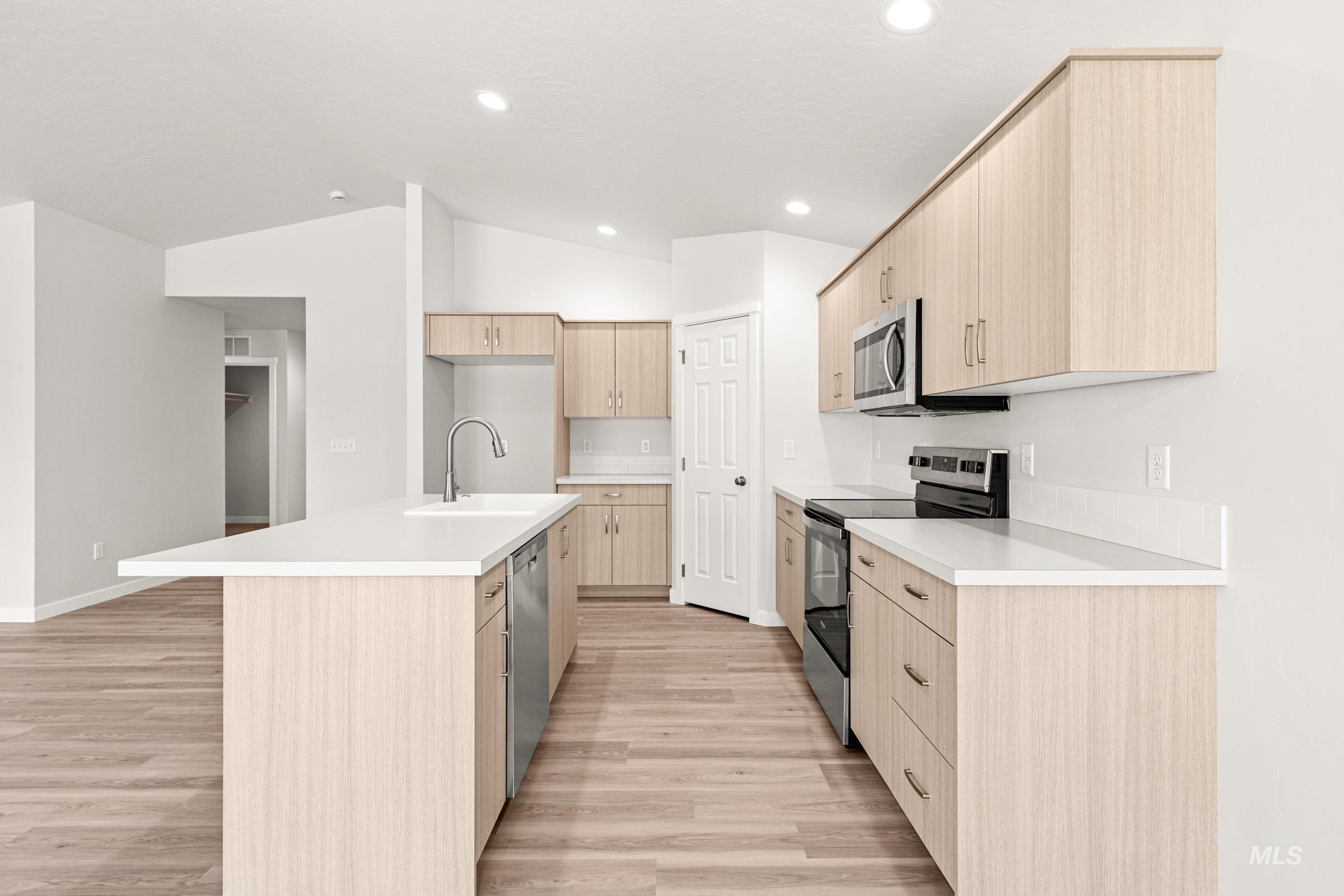 13736 Inman Ct