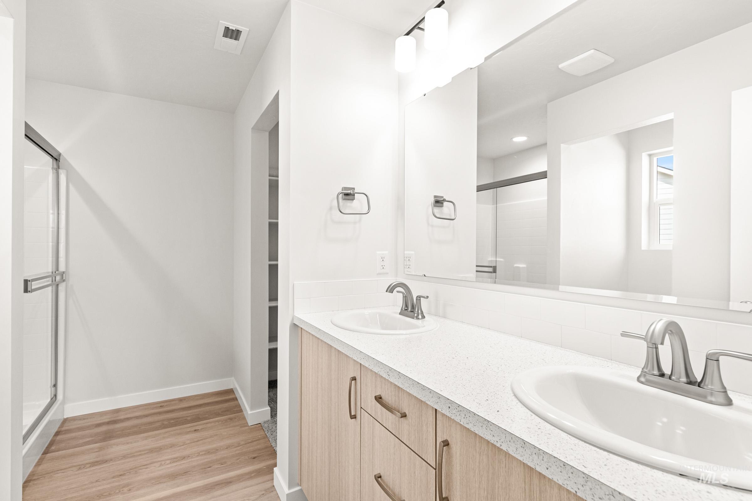 13736 Inman Ct