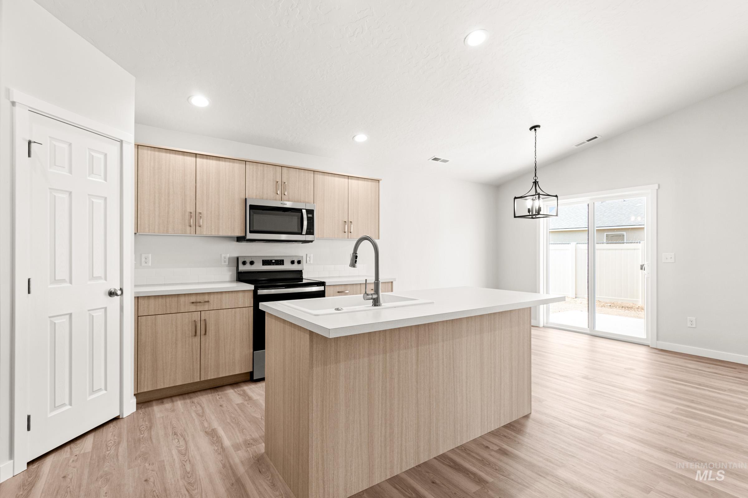 13736 Inman Ct