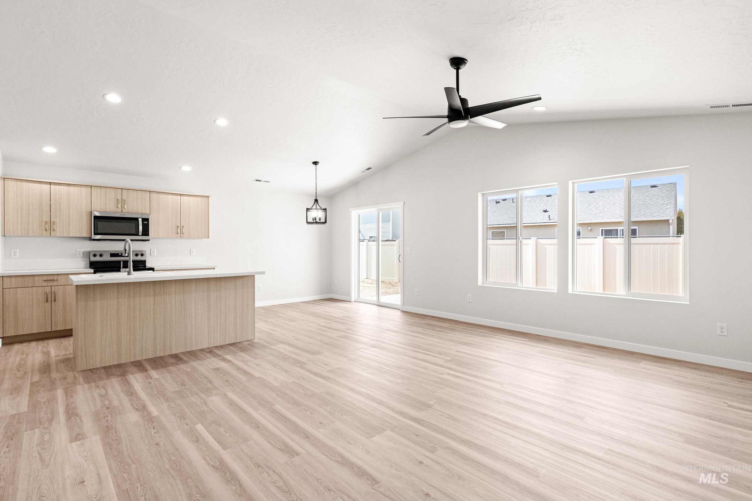 13736 Inman Ct