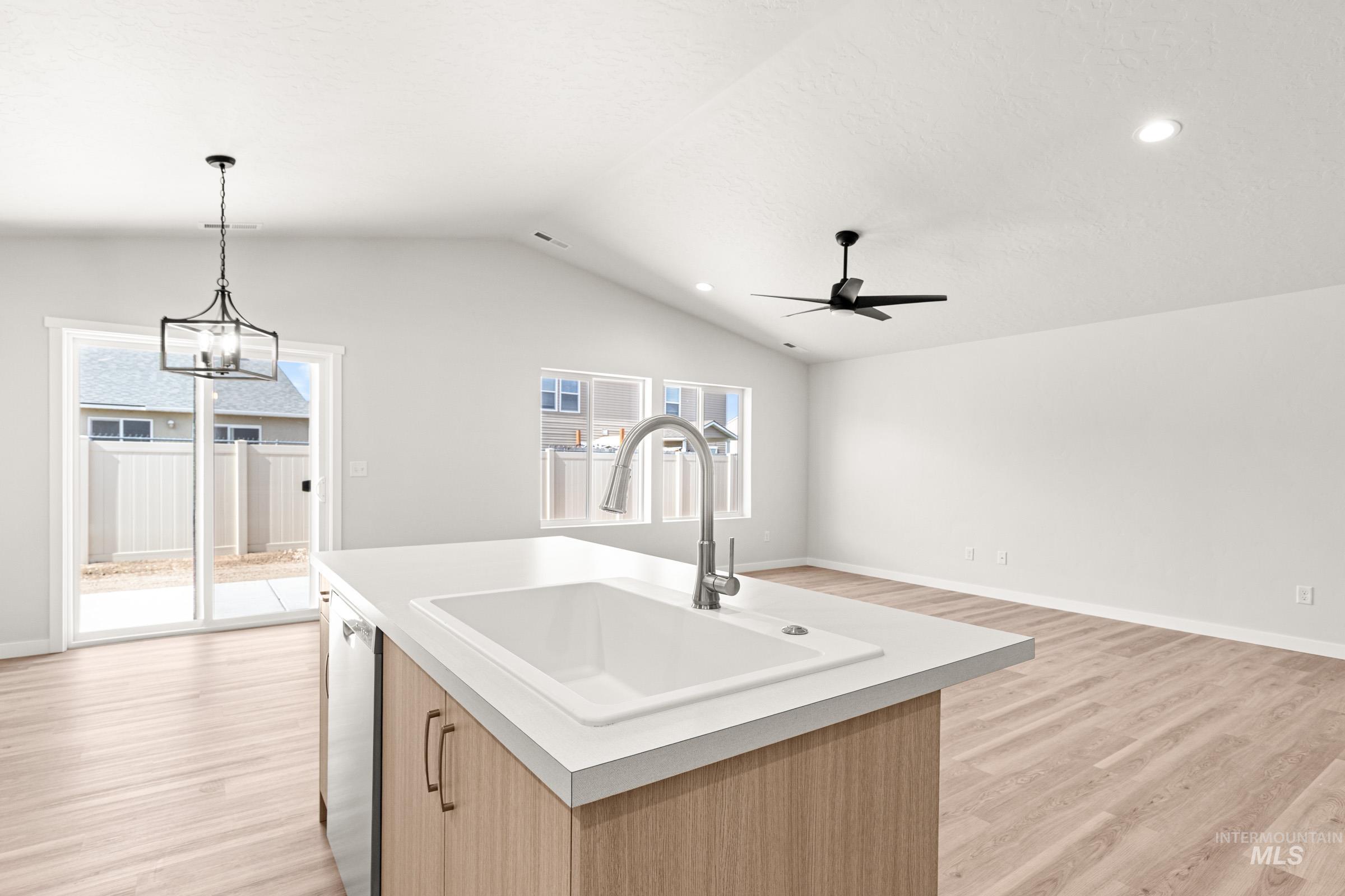 13736 Inman Ct