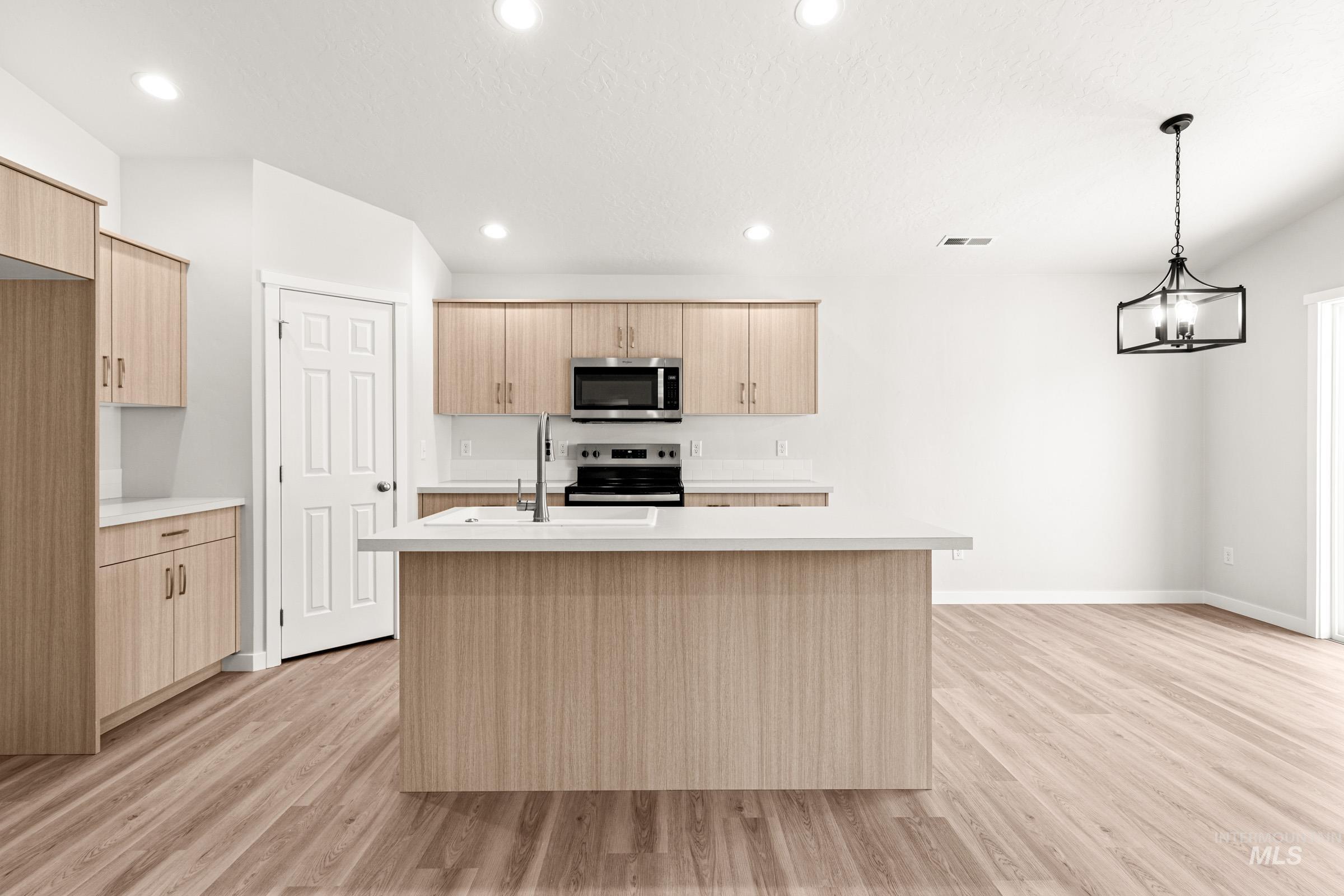 13736 Inman Ct