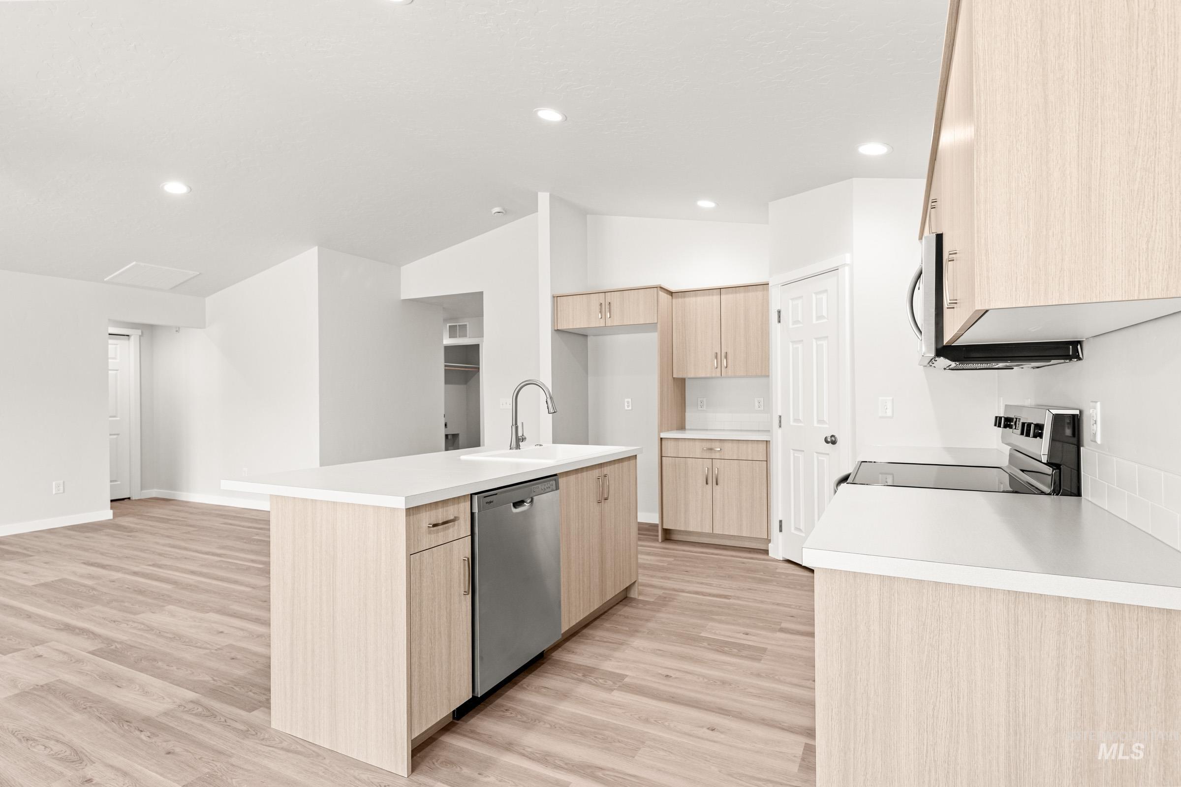 13736 Inman Ct