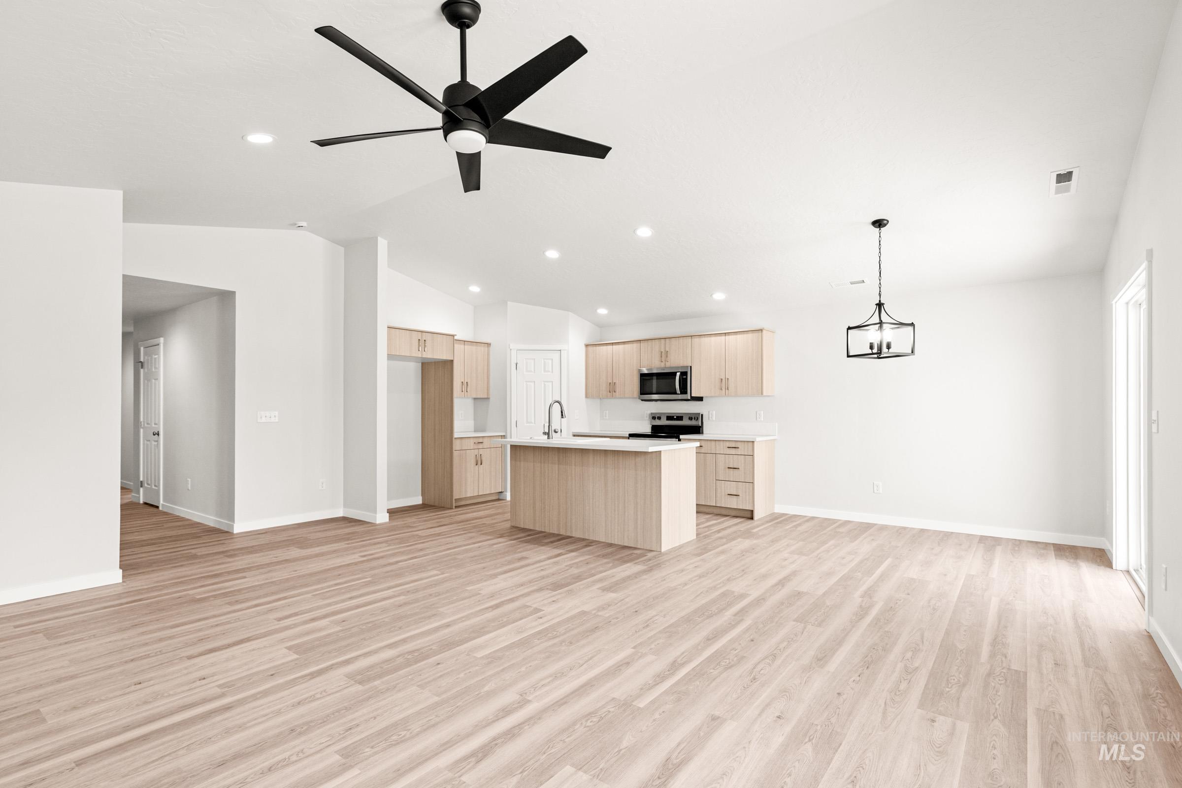 13736 Inman Ct