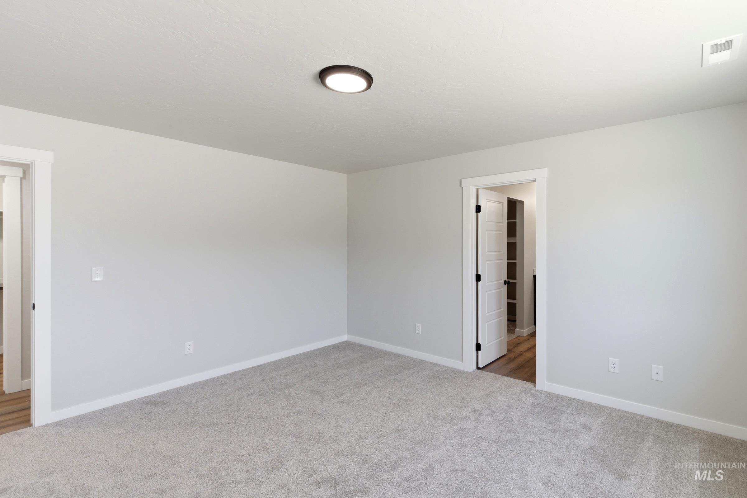 15290 Queensbury Ave
