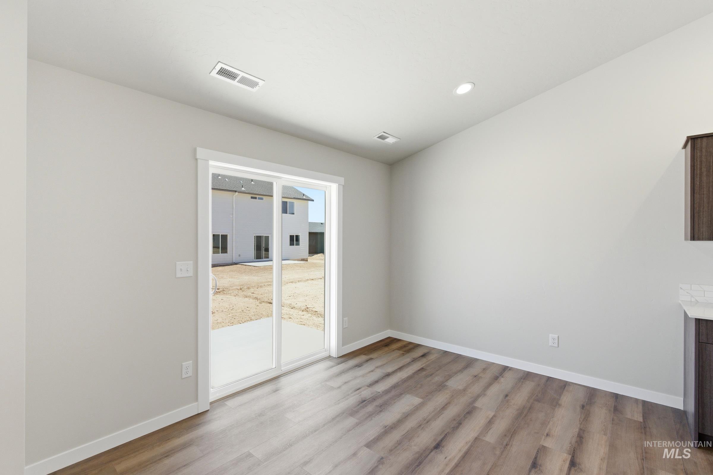 15290 Queensbury Ave