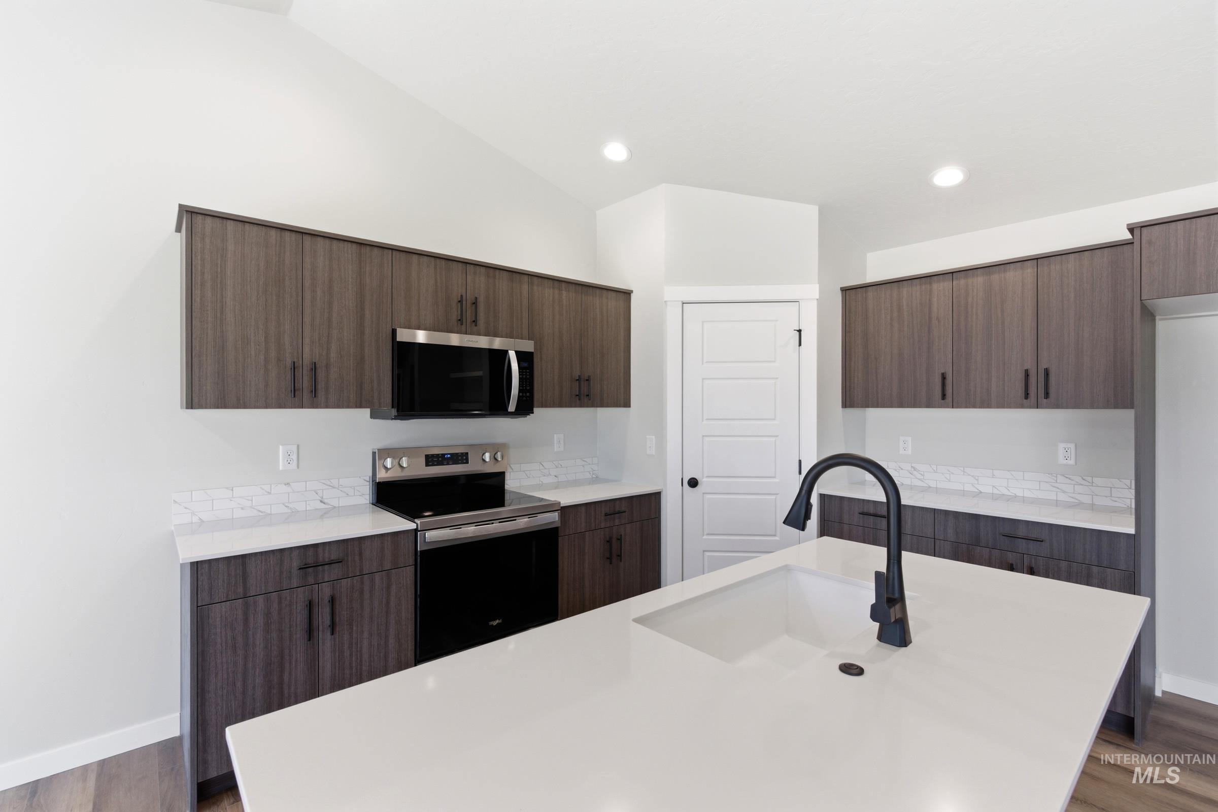 15290 Queensbury Ave