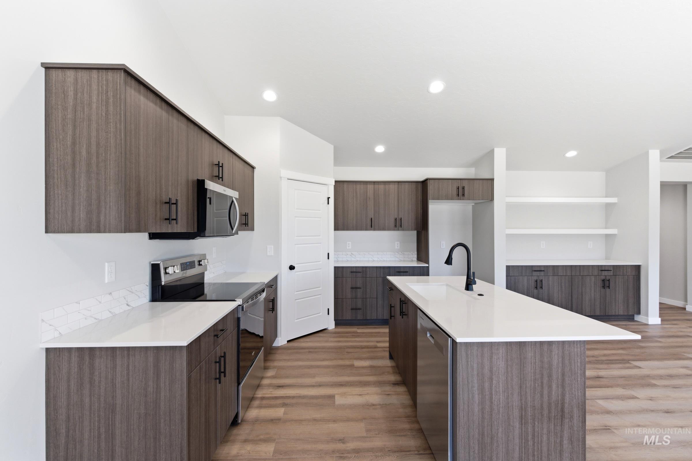 15290 Queensbury Ave