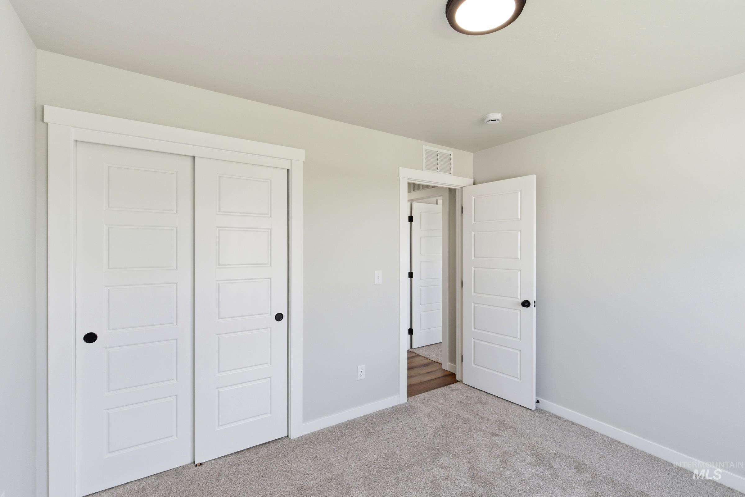 15290 Queensbury Ave