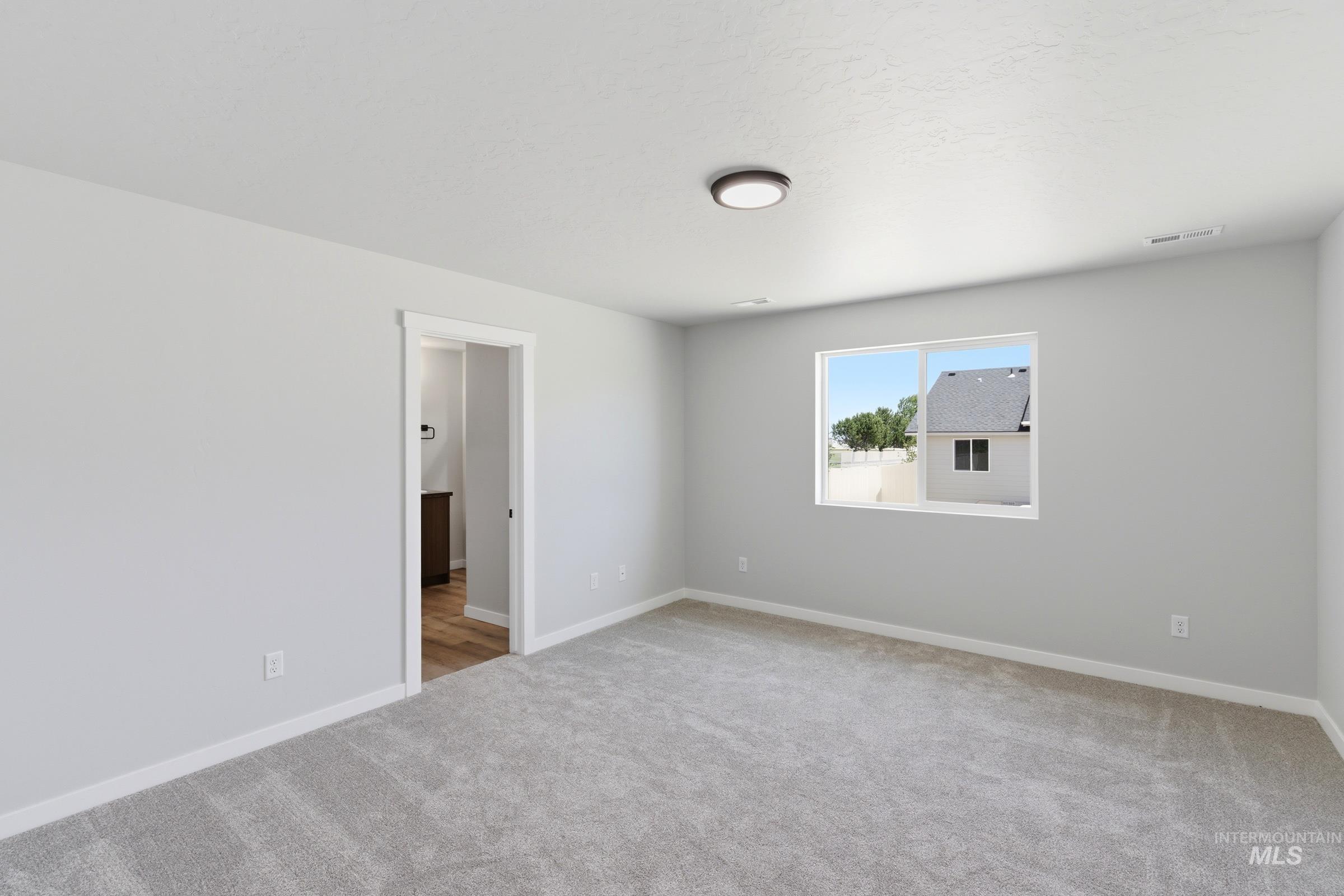 15290 Queensbury Ave