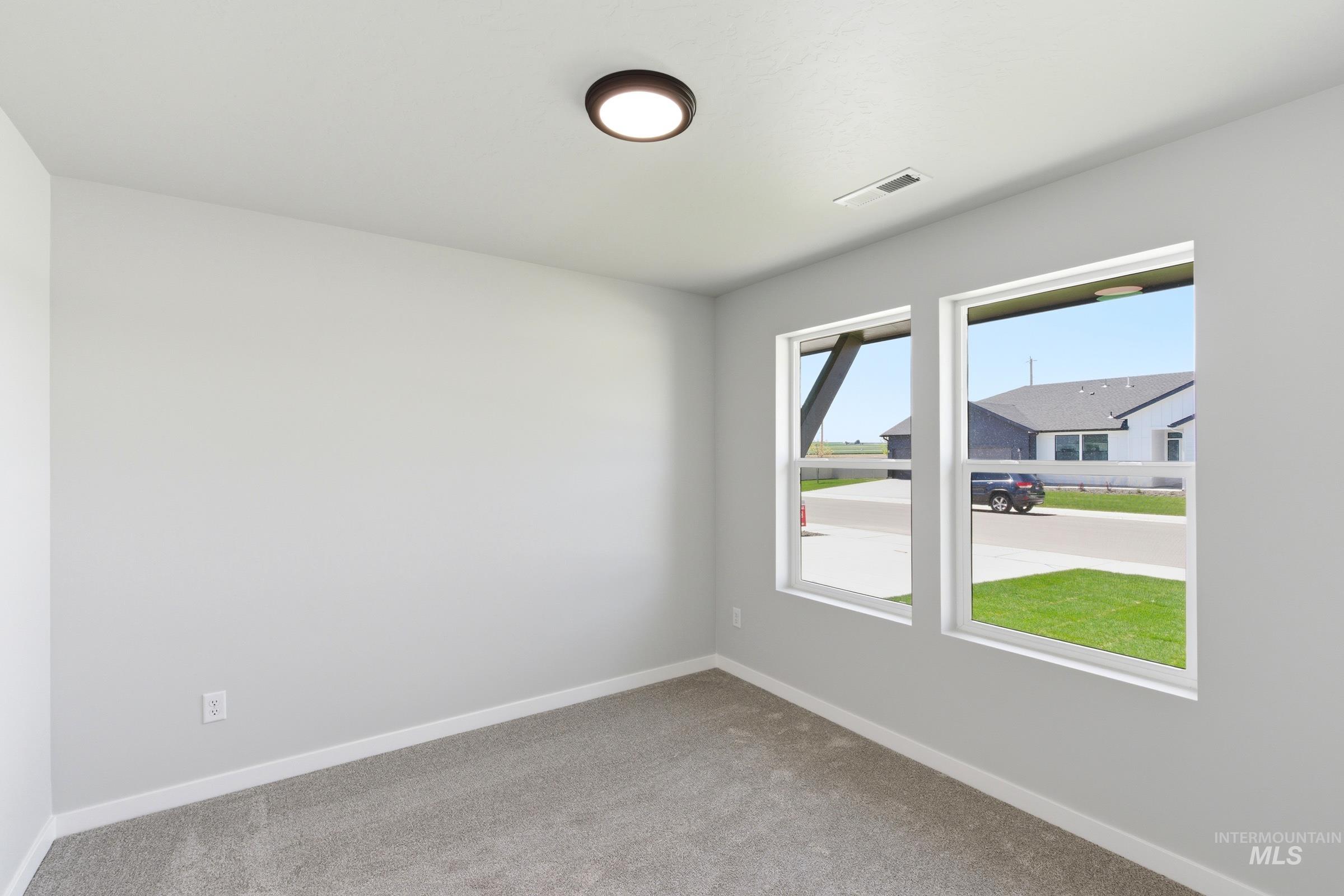 15290 Queensbury Ave