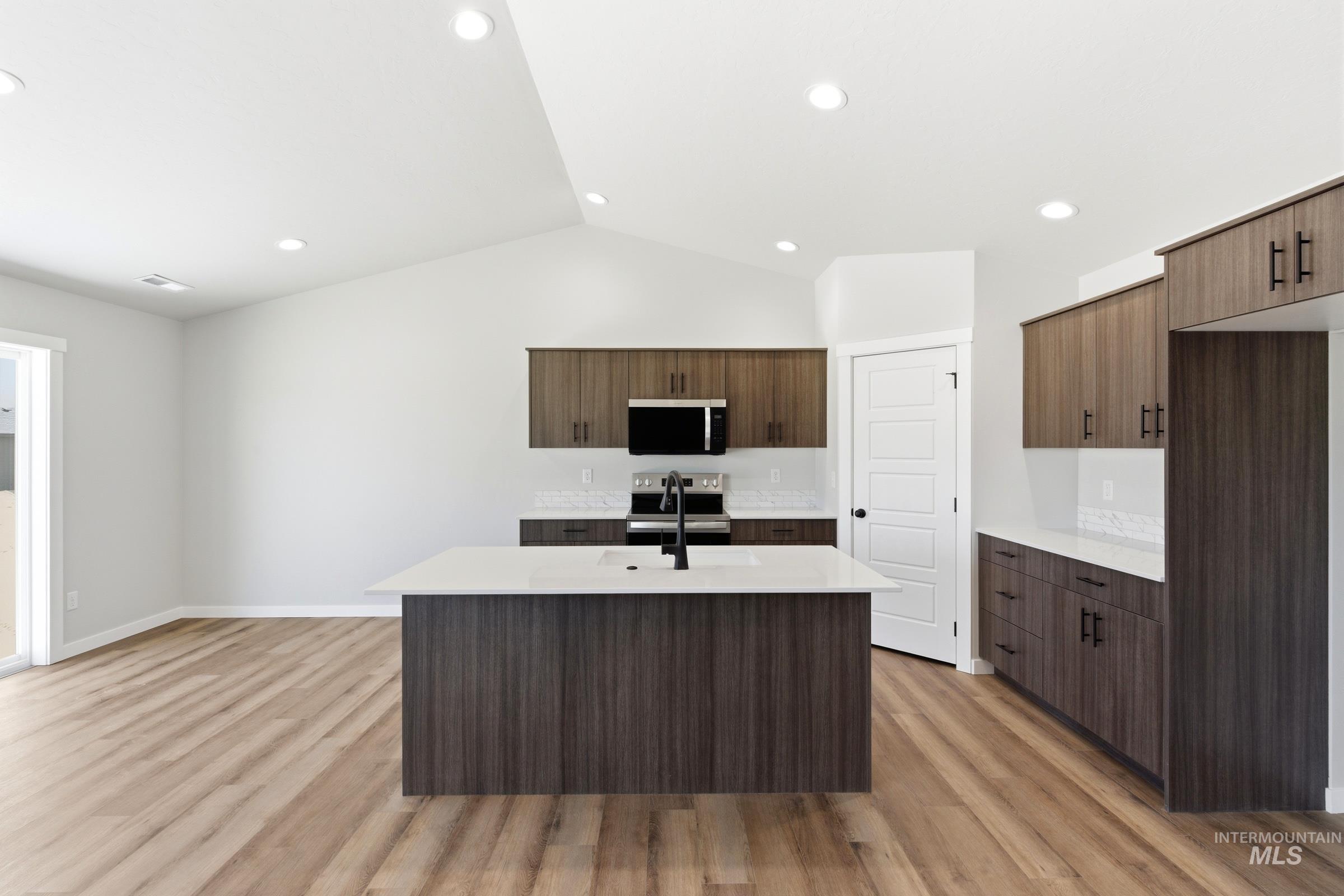 15290 Queensbury Ave