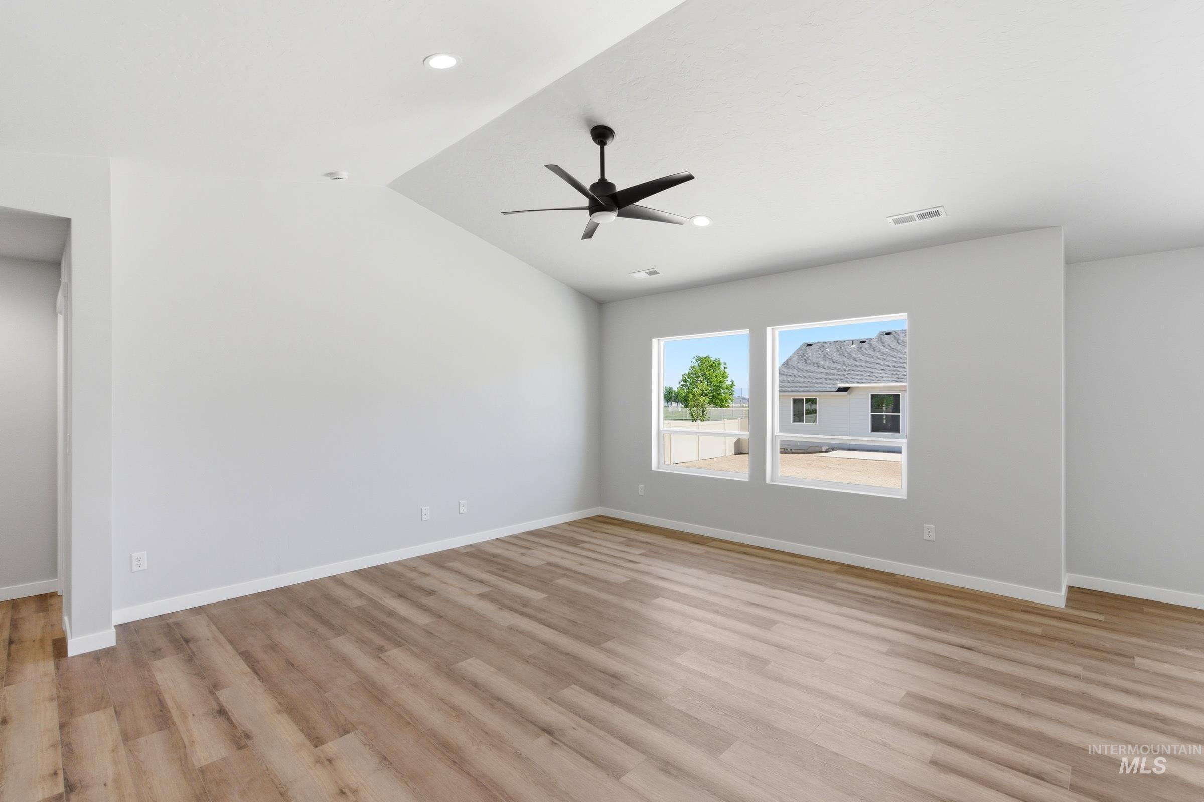 15290 Queensbury Ave
