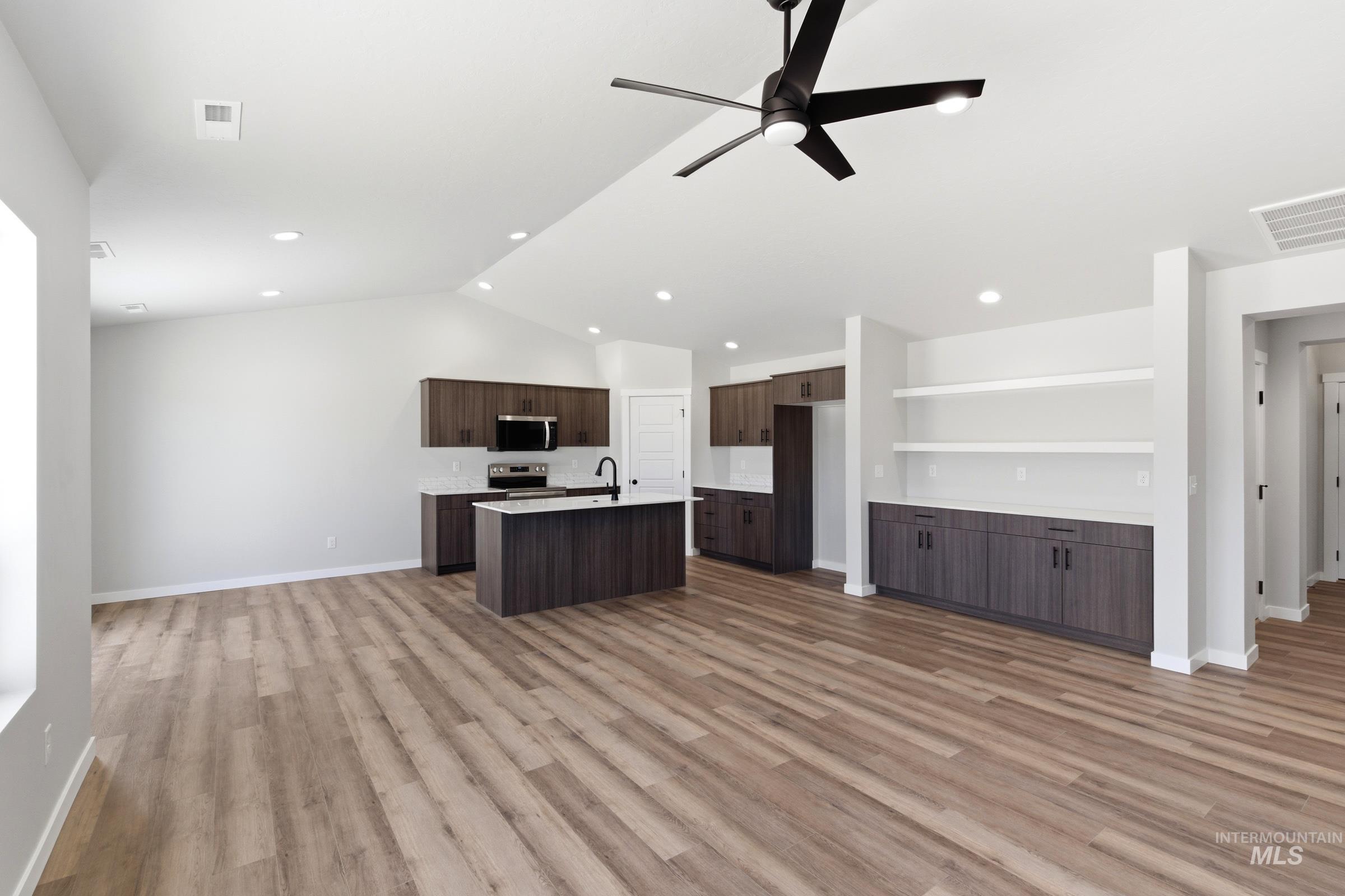 15290 Queensbury Ave