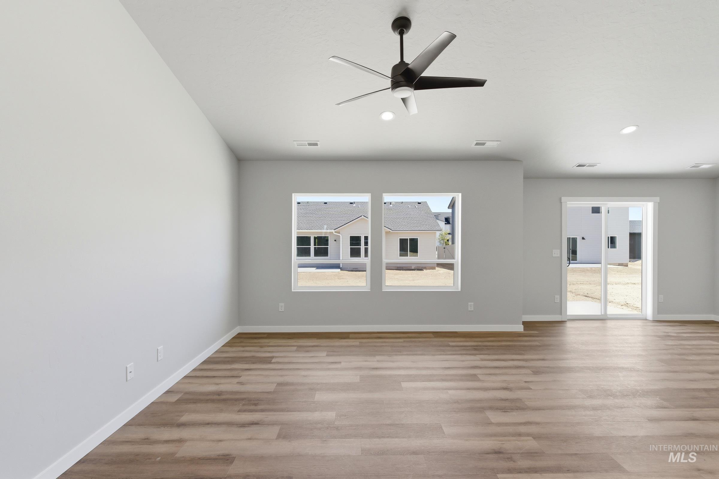 15290 Queensbury Ave