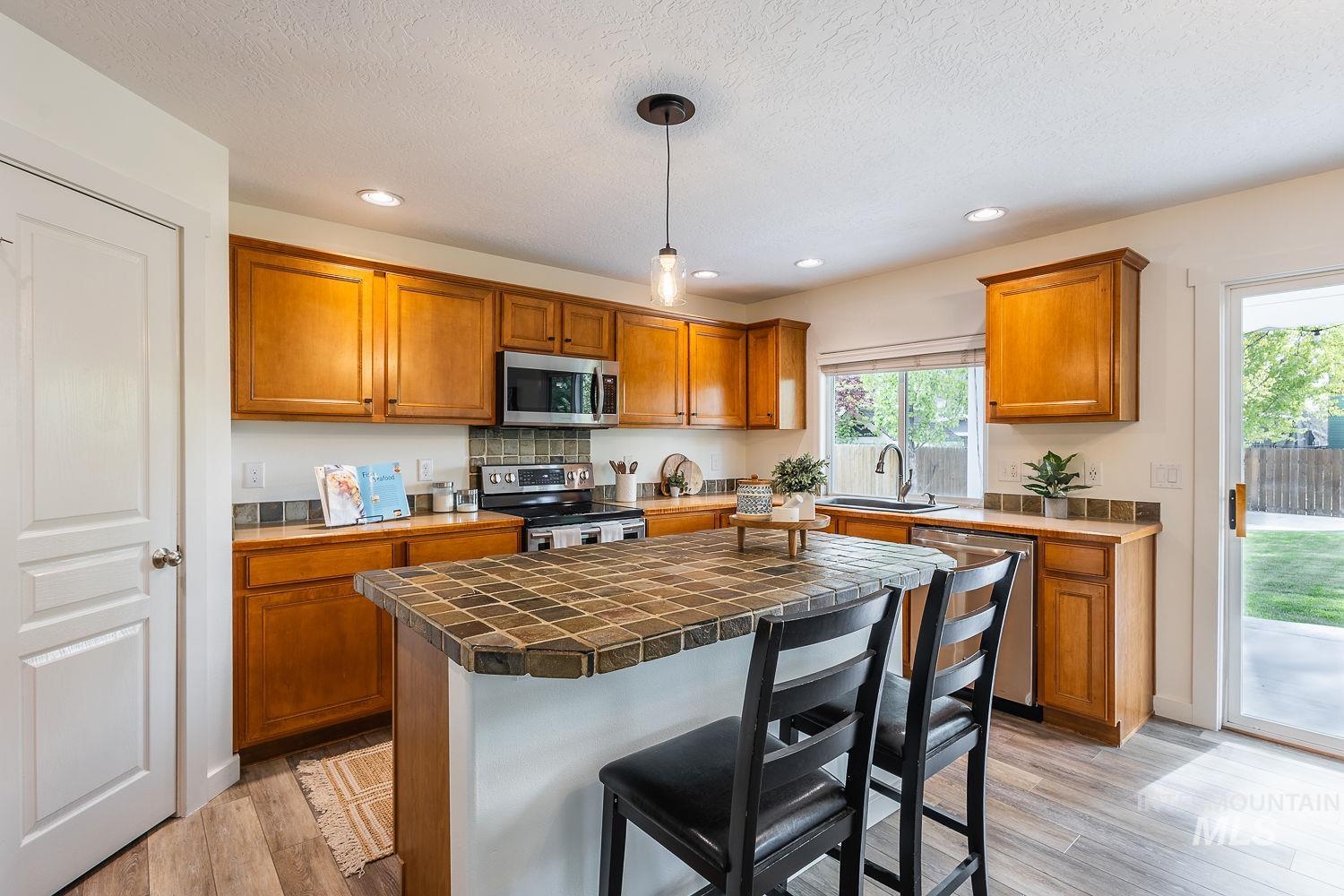 17362 N Midsummers Ln