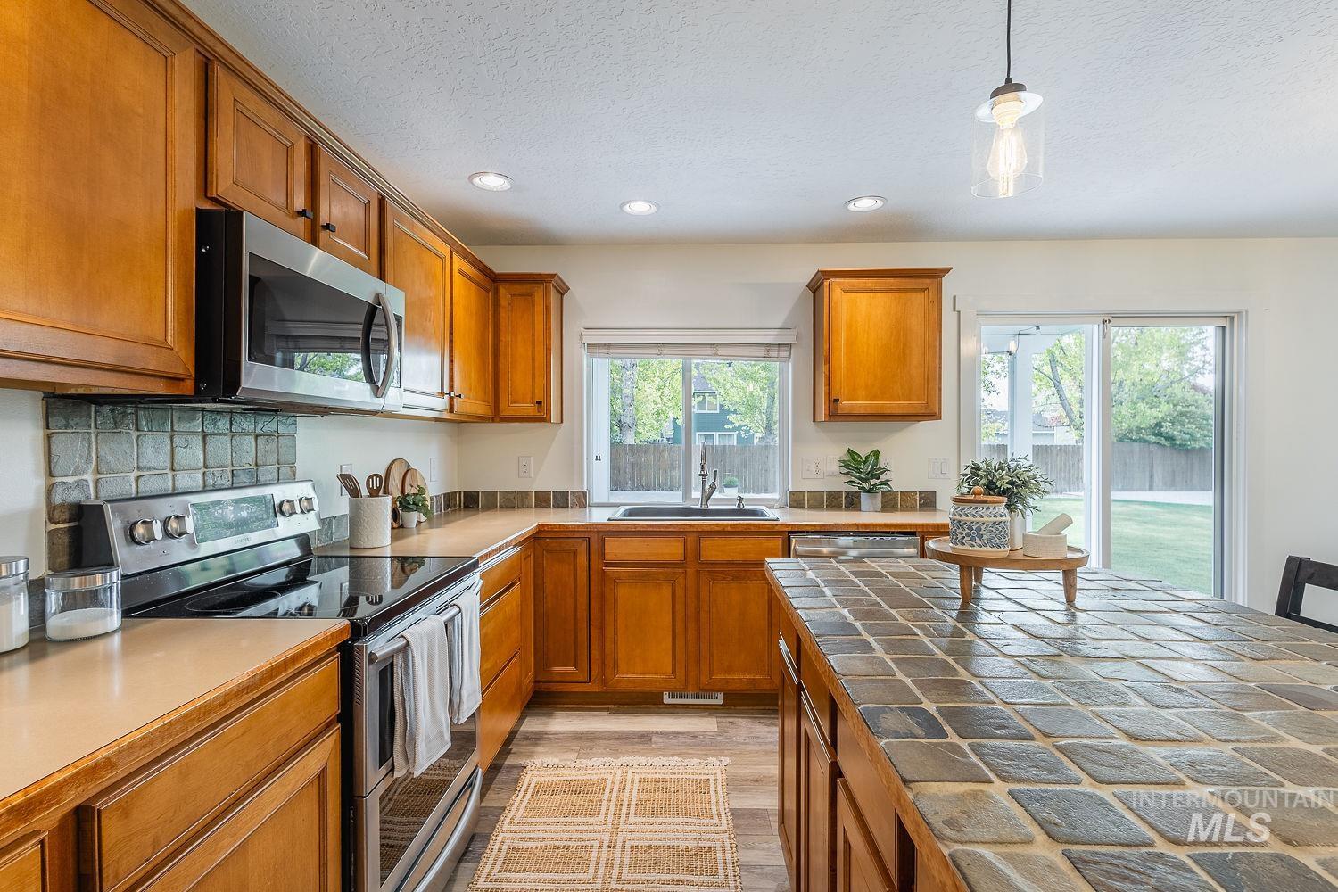 17362 N Midsummers Ln