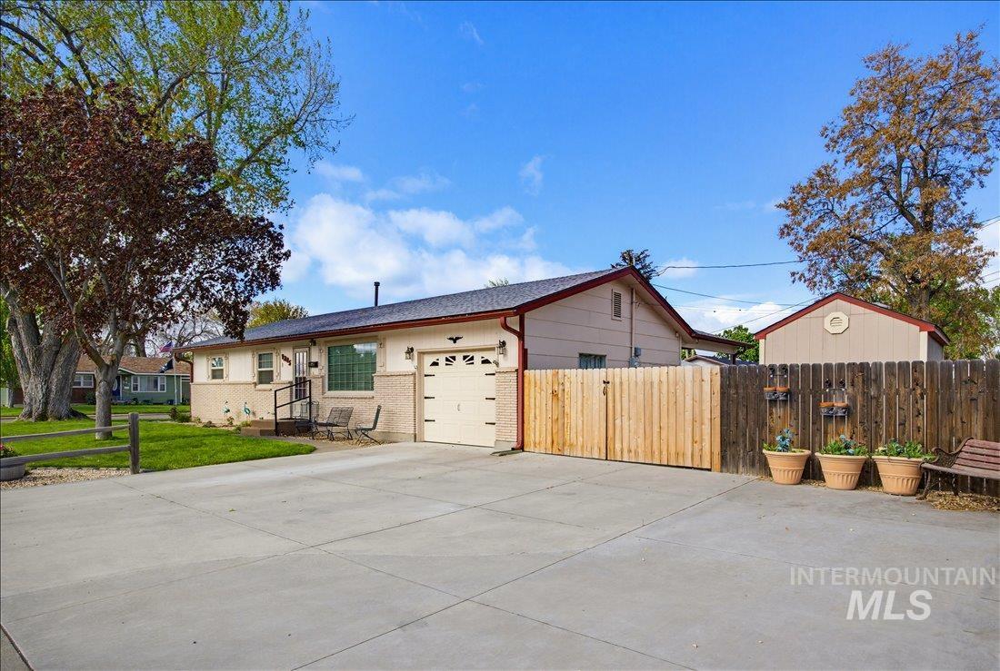 1205 N 6th E