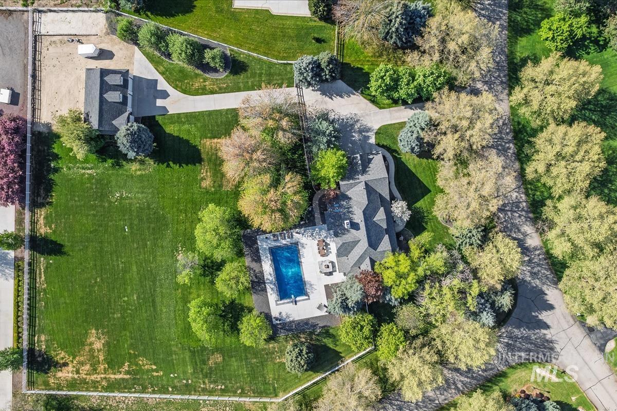 1436 N Chaucer
