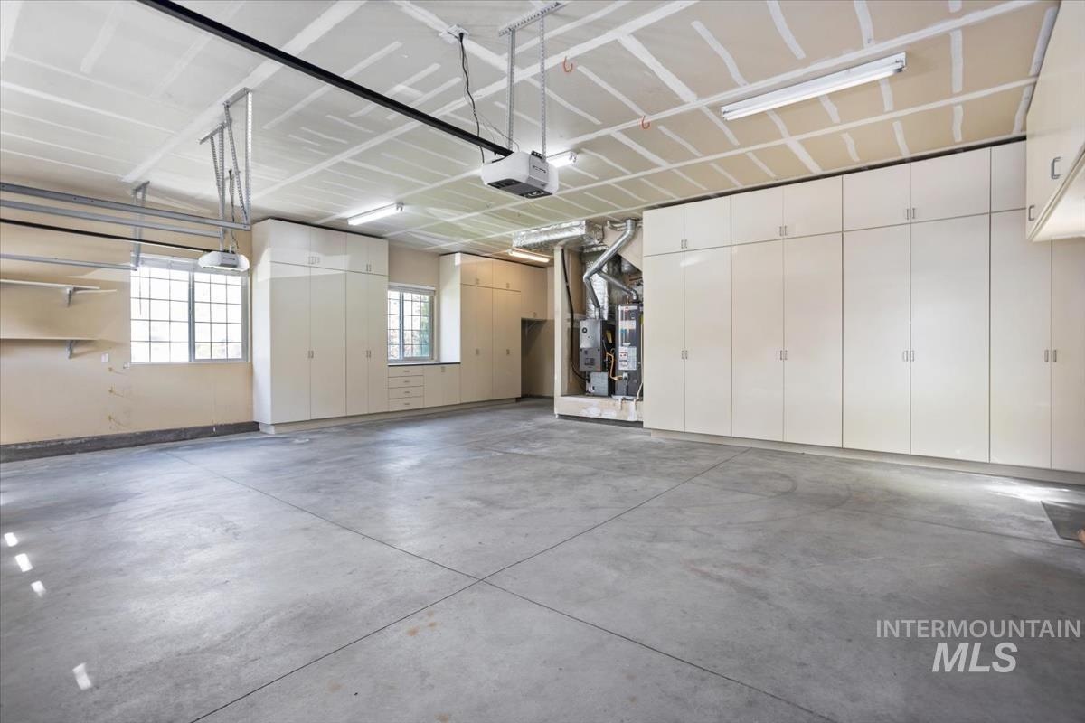 1436 N Chaucer