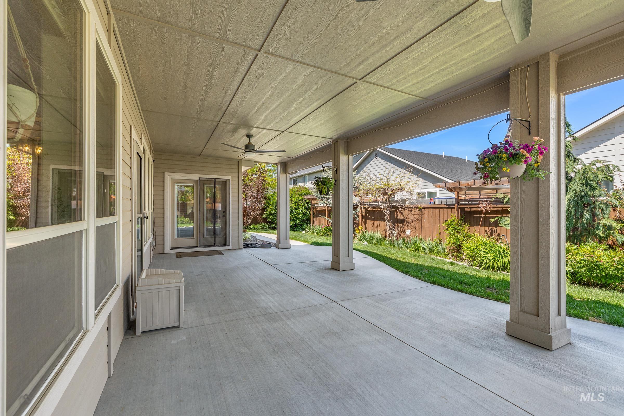 1054 E Pasacana Dr
