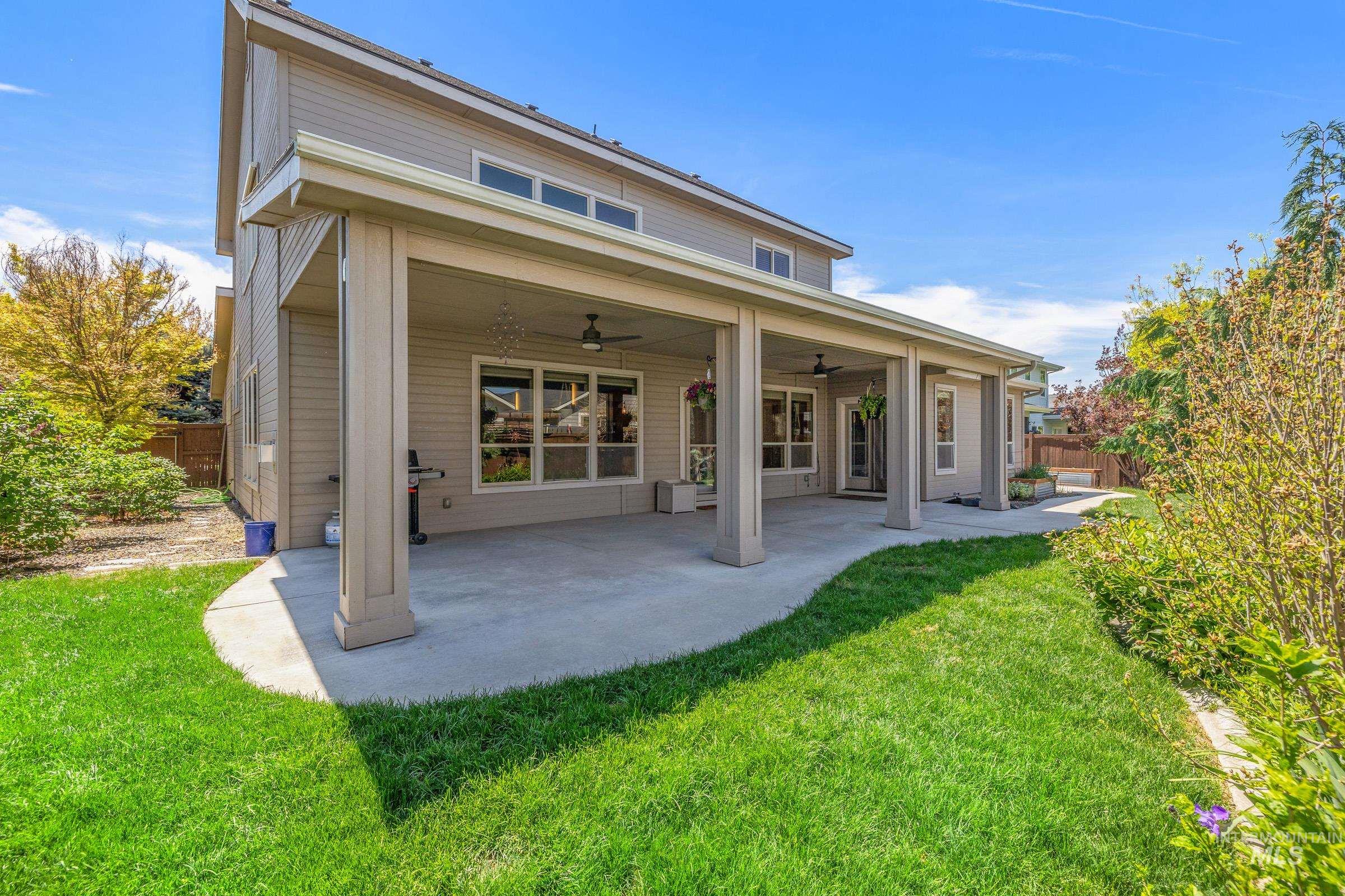 1054 E Pasacana Dr