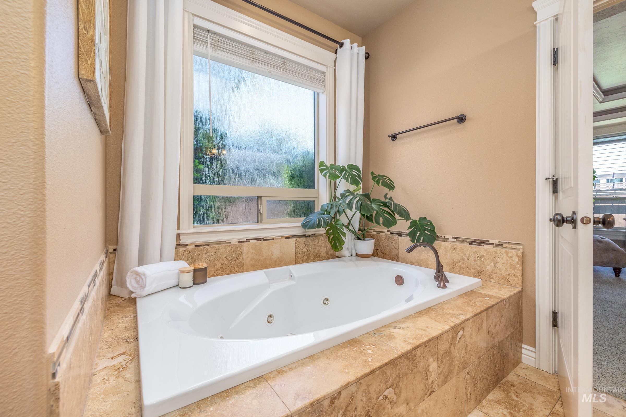 1054 E Pasacana Dr