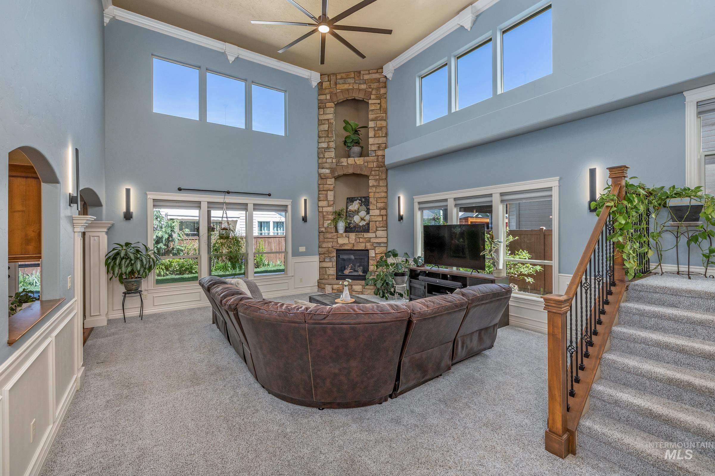 1054 E Pasacana Dr