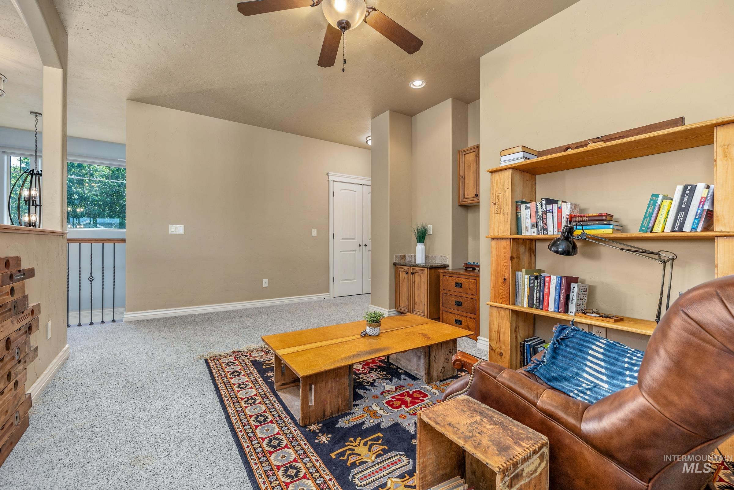1054 E Pasacana Dr