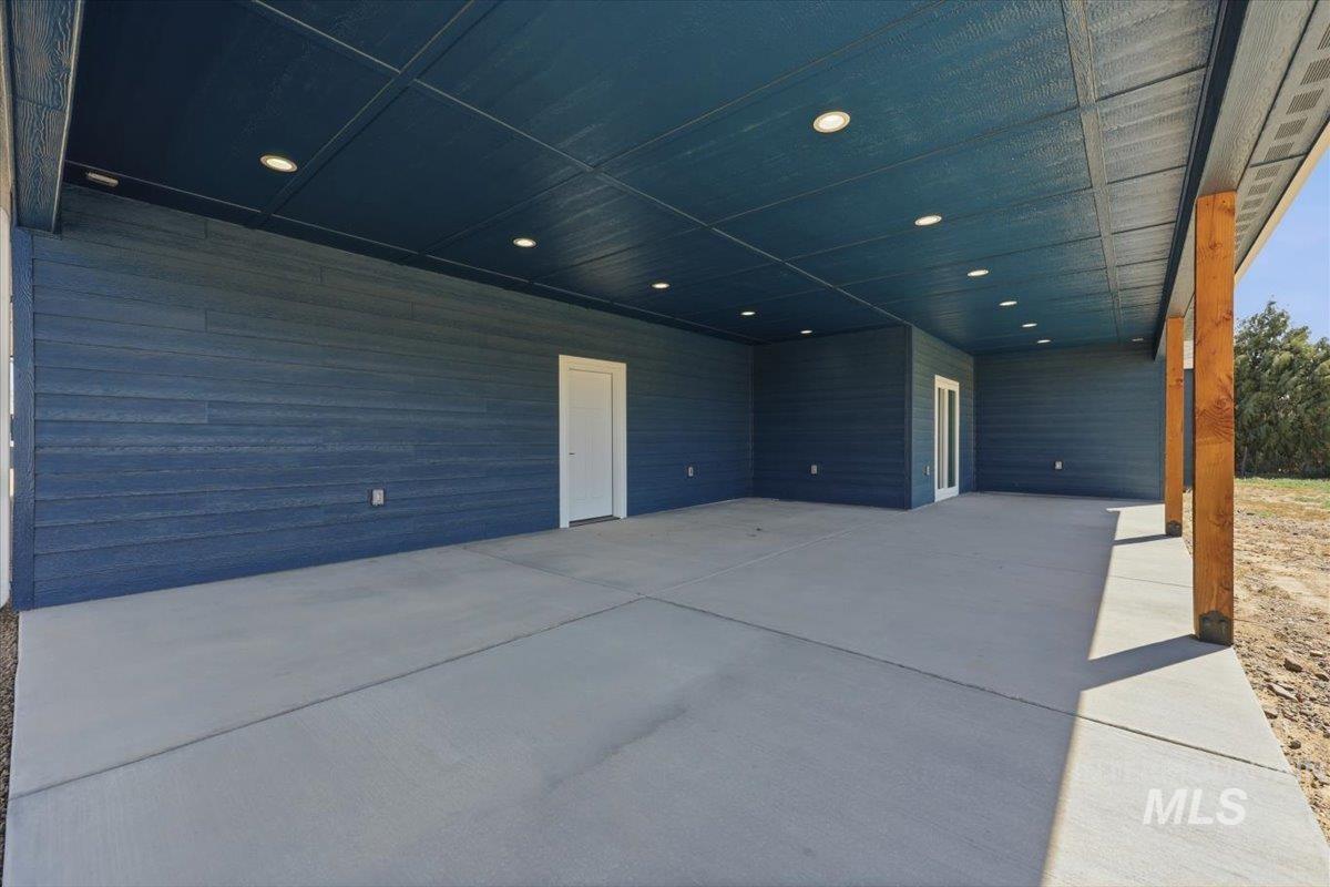 925 NE Beaman Rd.
