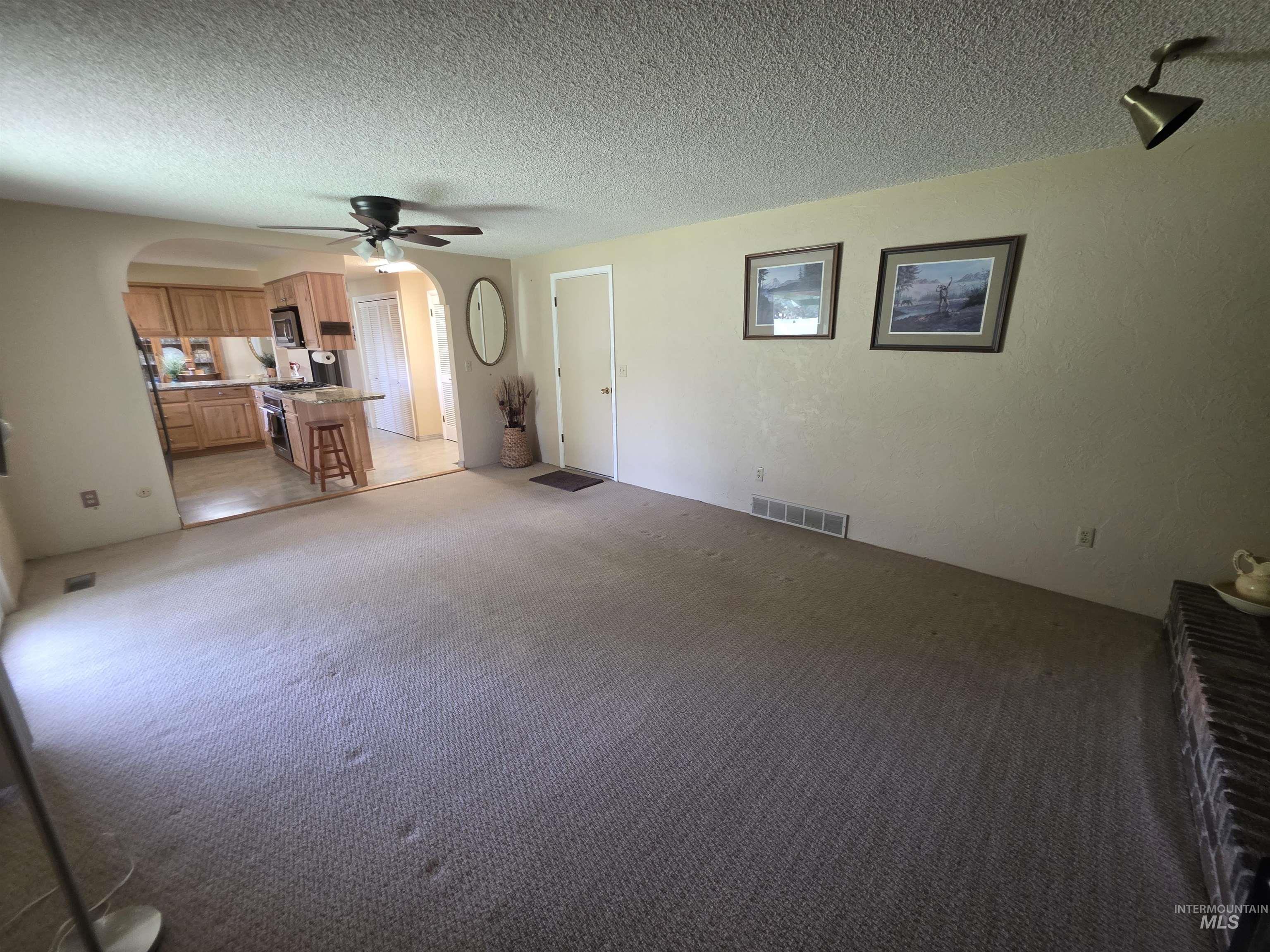 1012 W Camelot Dr