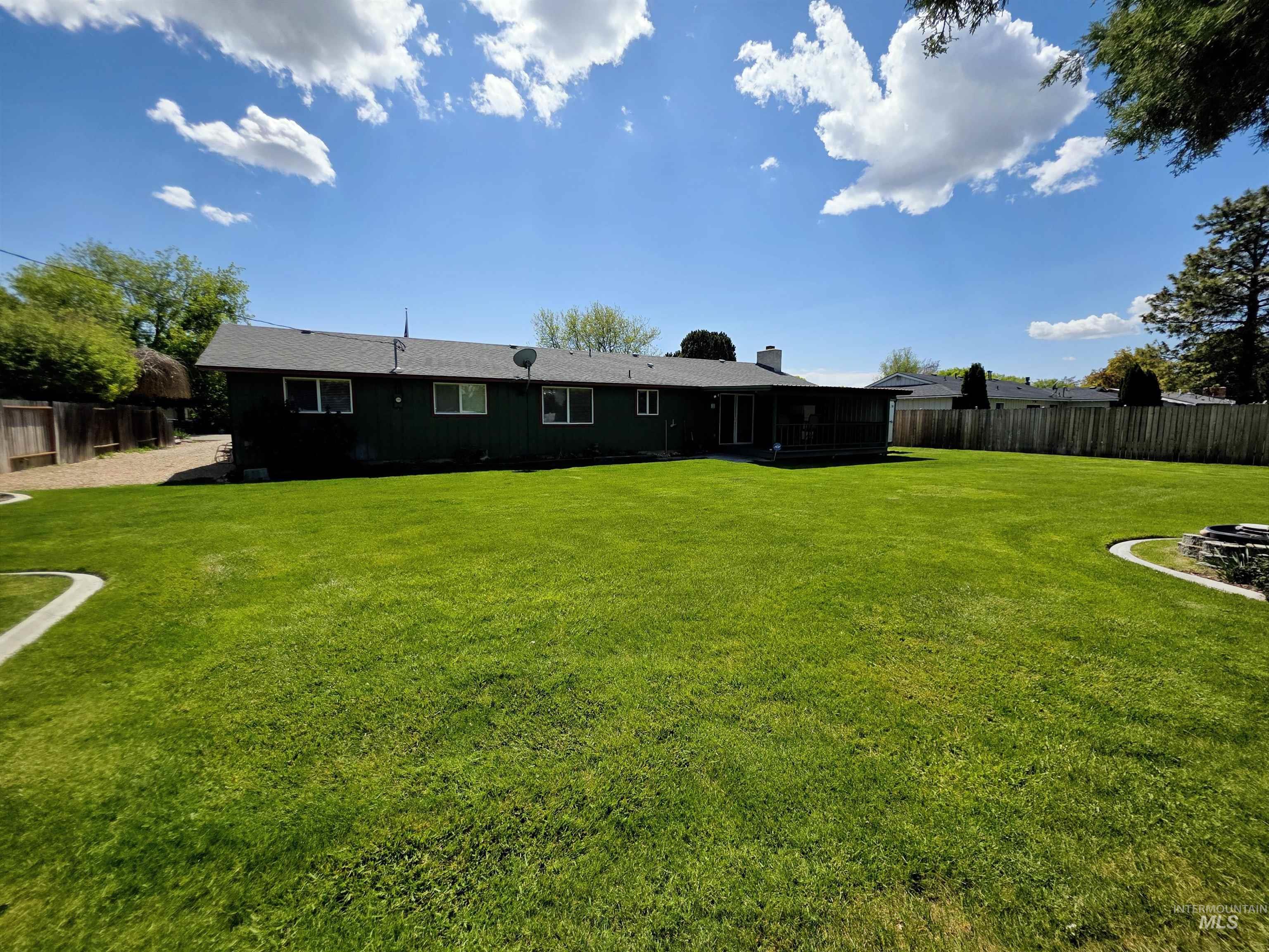 1012 W Camelot Dr