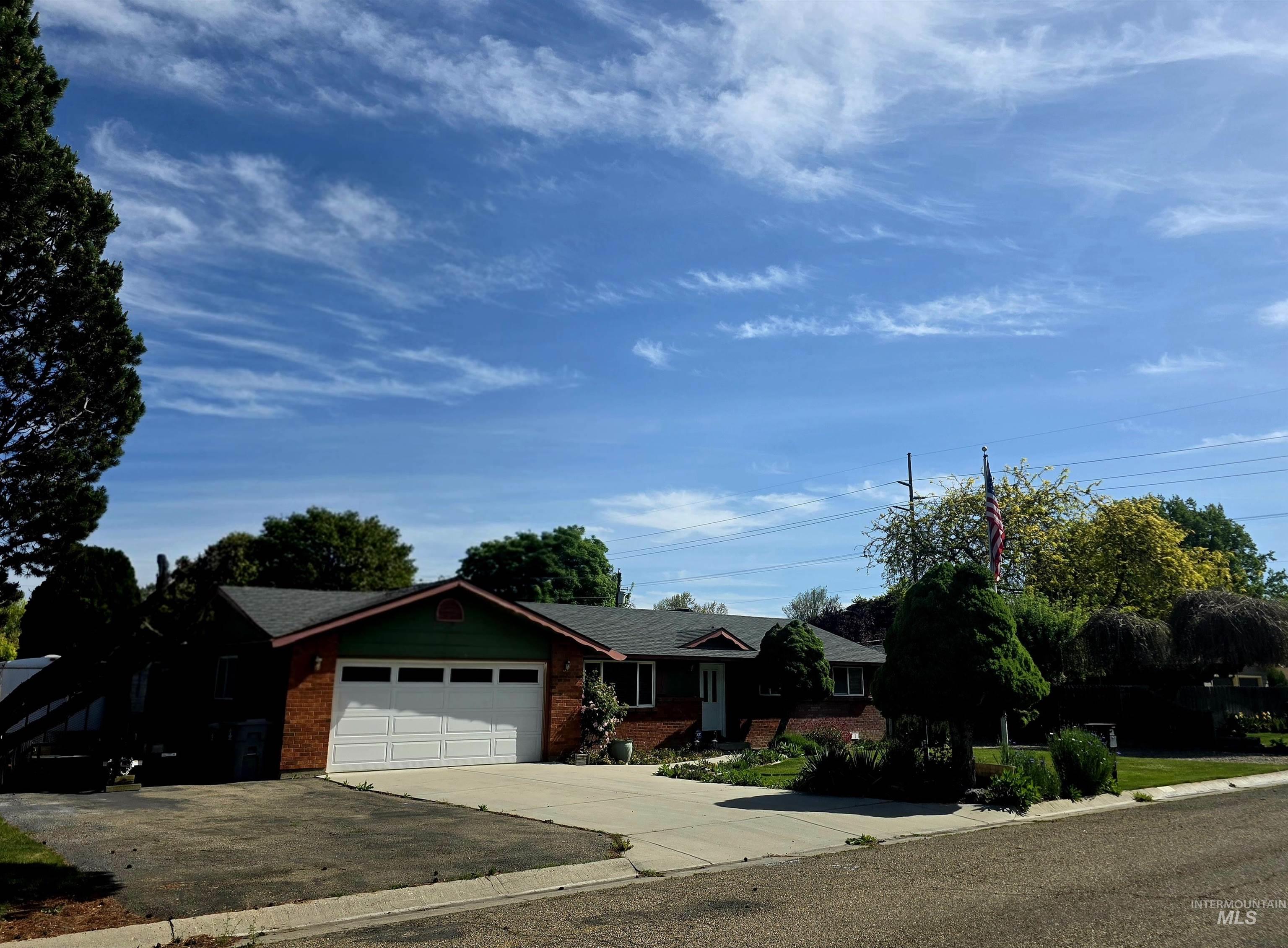 1012 W Camelot Dr