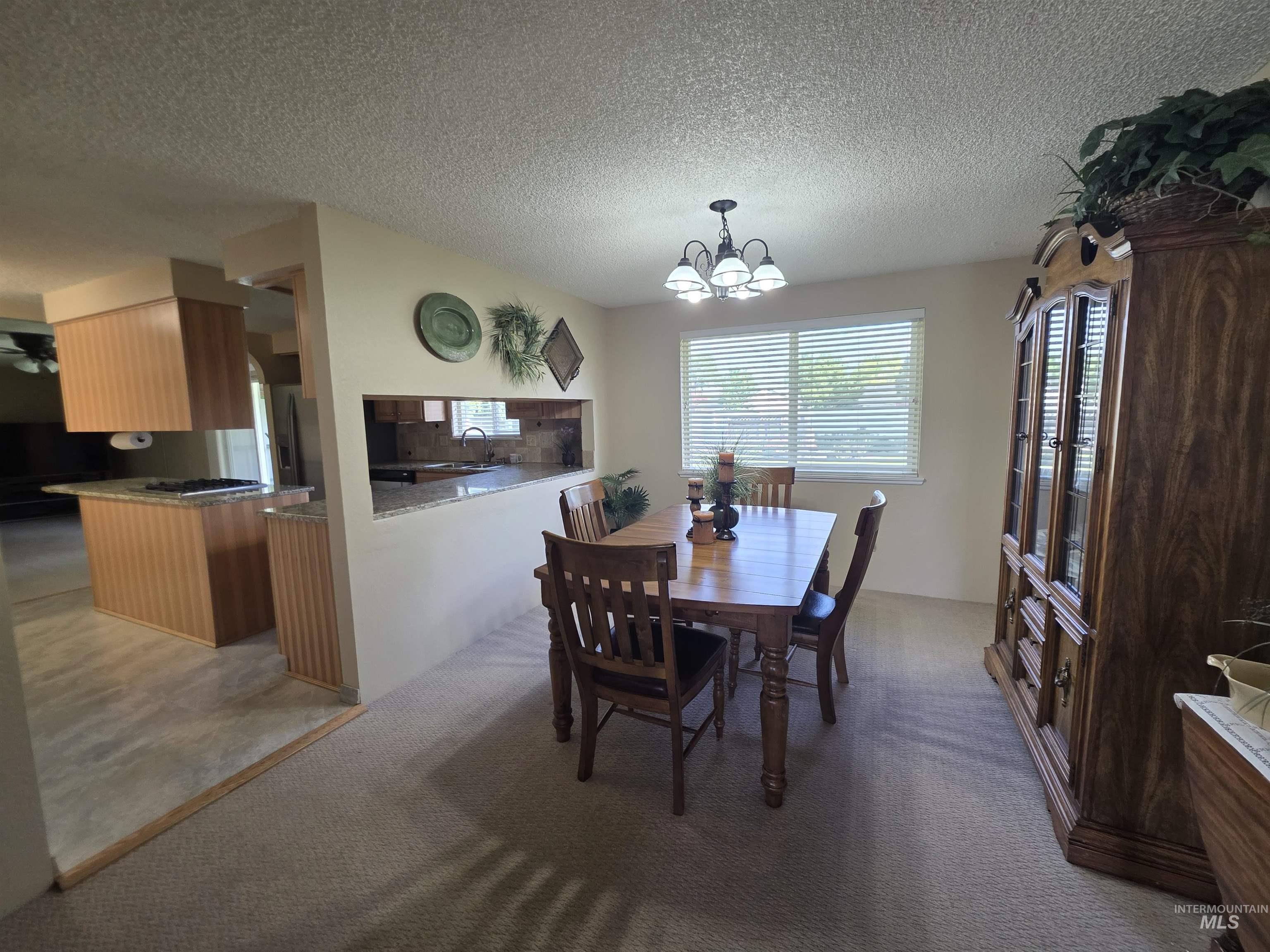 1012 W Camelot Dr