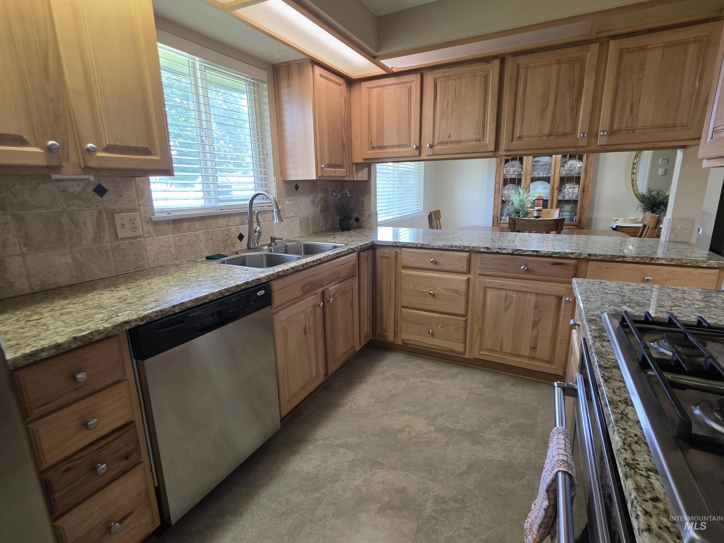 1012 W Camelot Dr