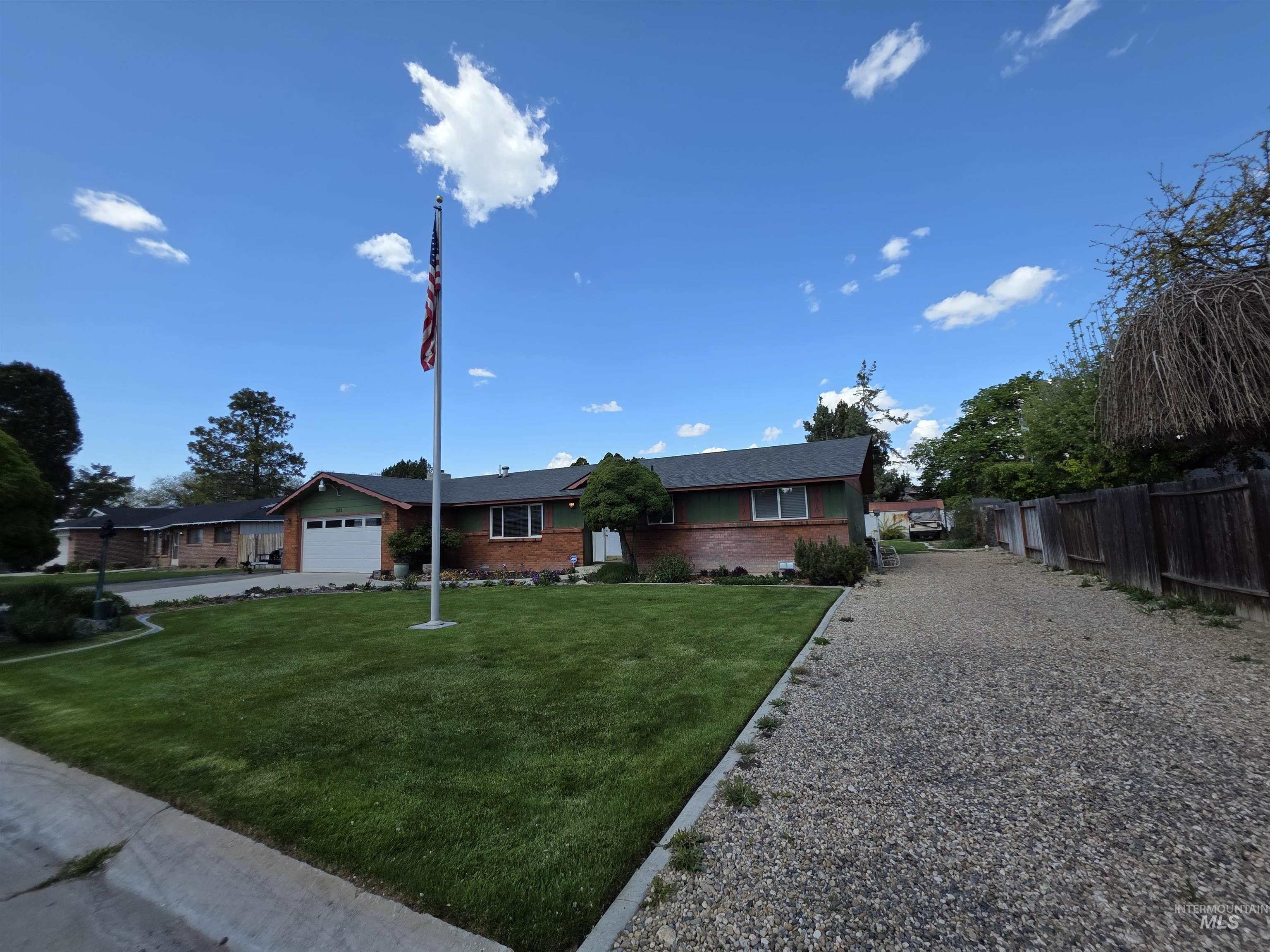 1012 W Camelot Dr