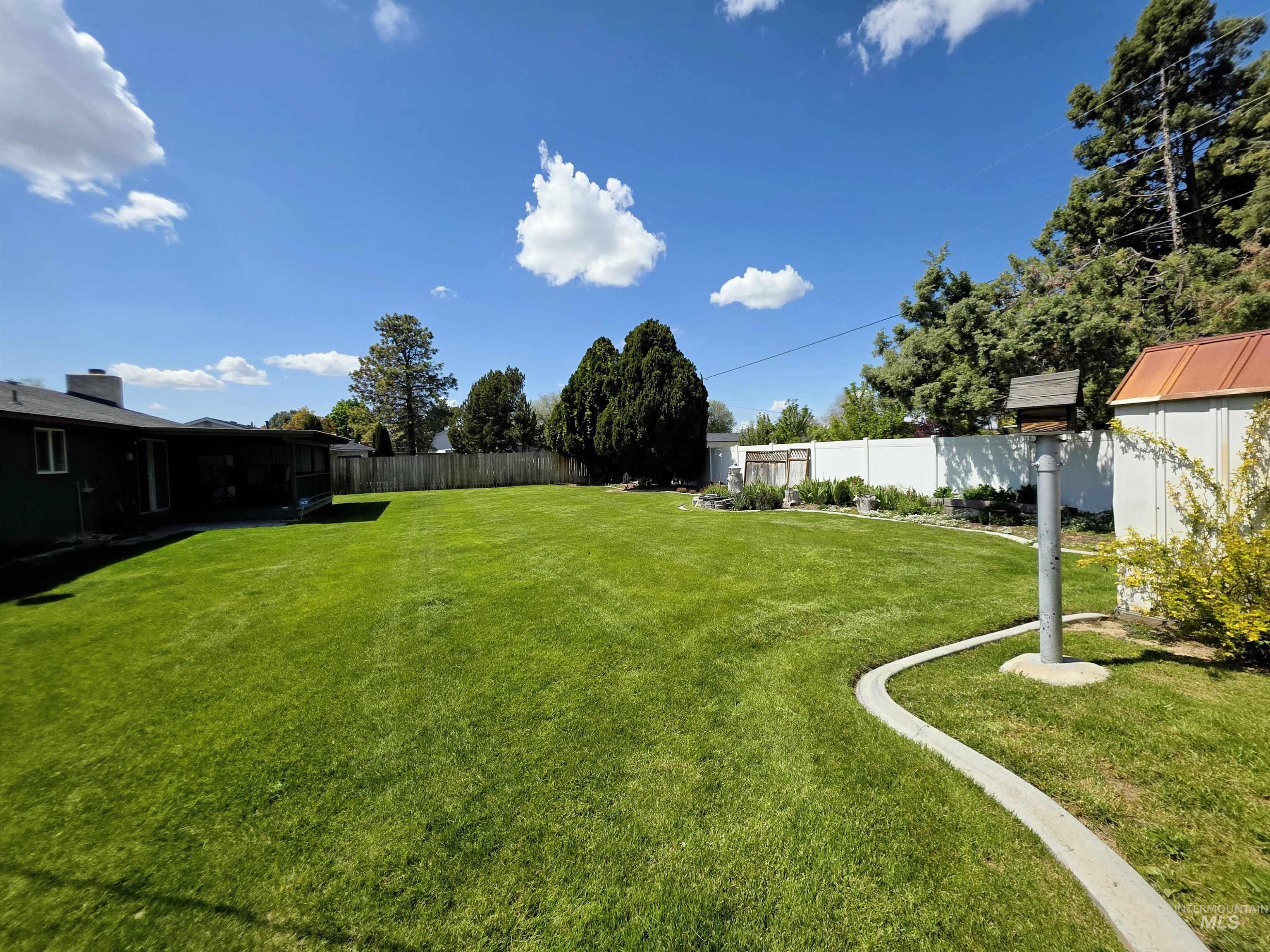 1012 W Camelot Dr