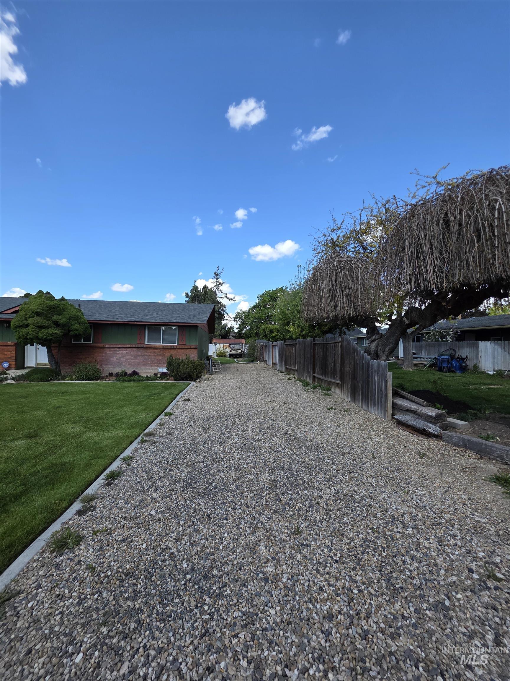 1012 W Camelot Dr