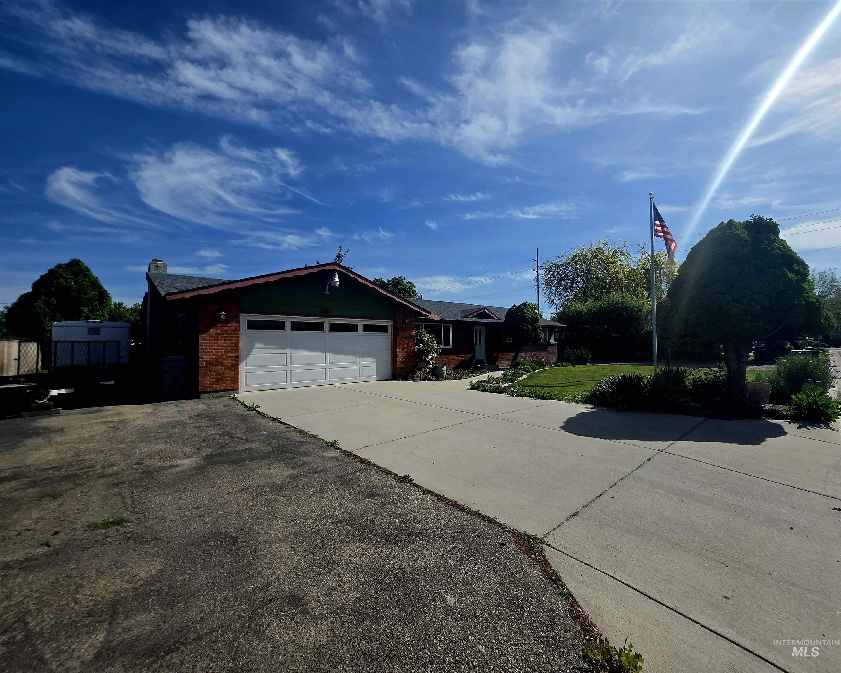 1012 W Camelot Dr