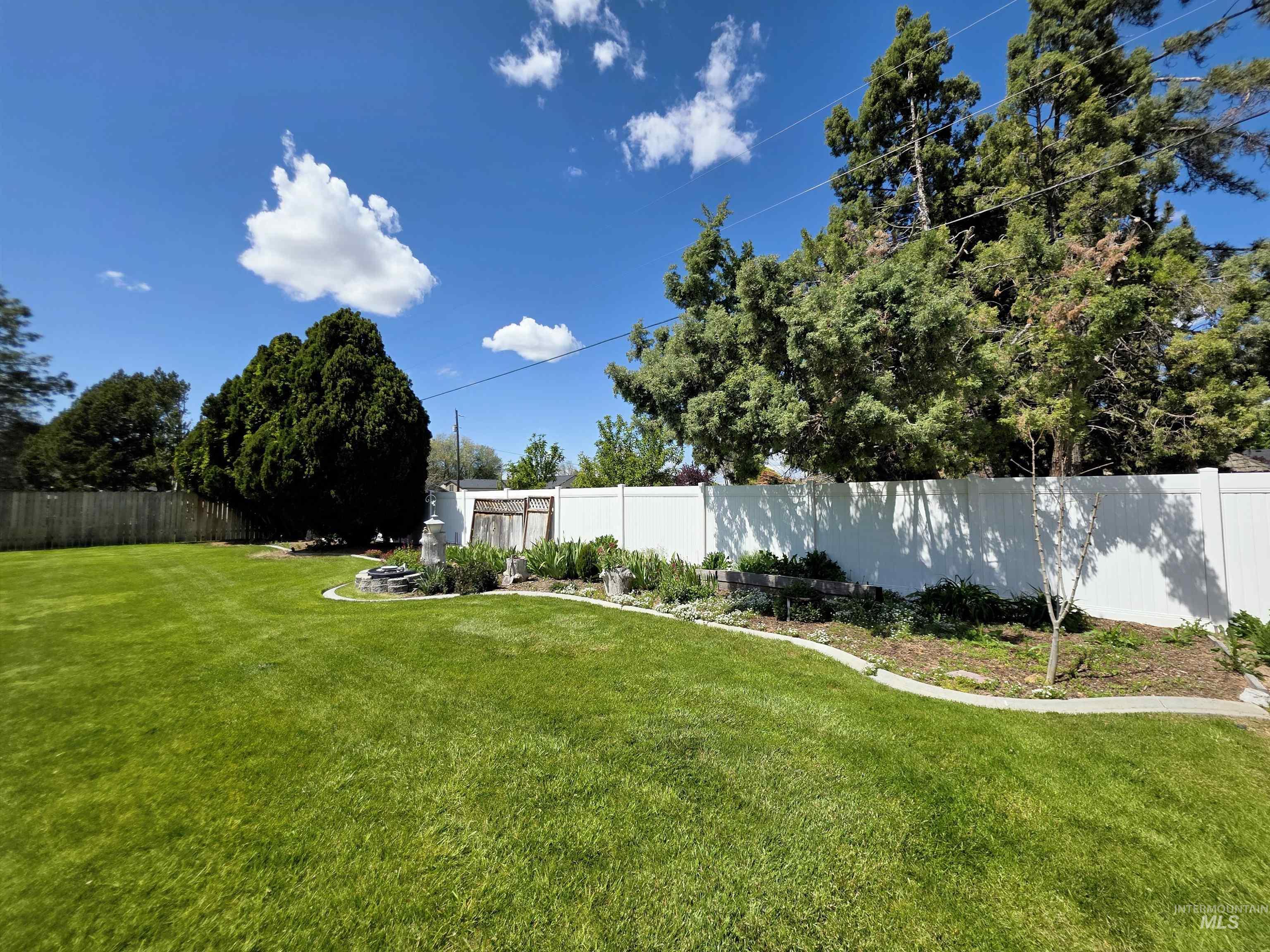 1012 W Camelot Dr