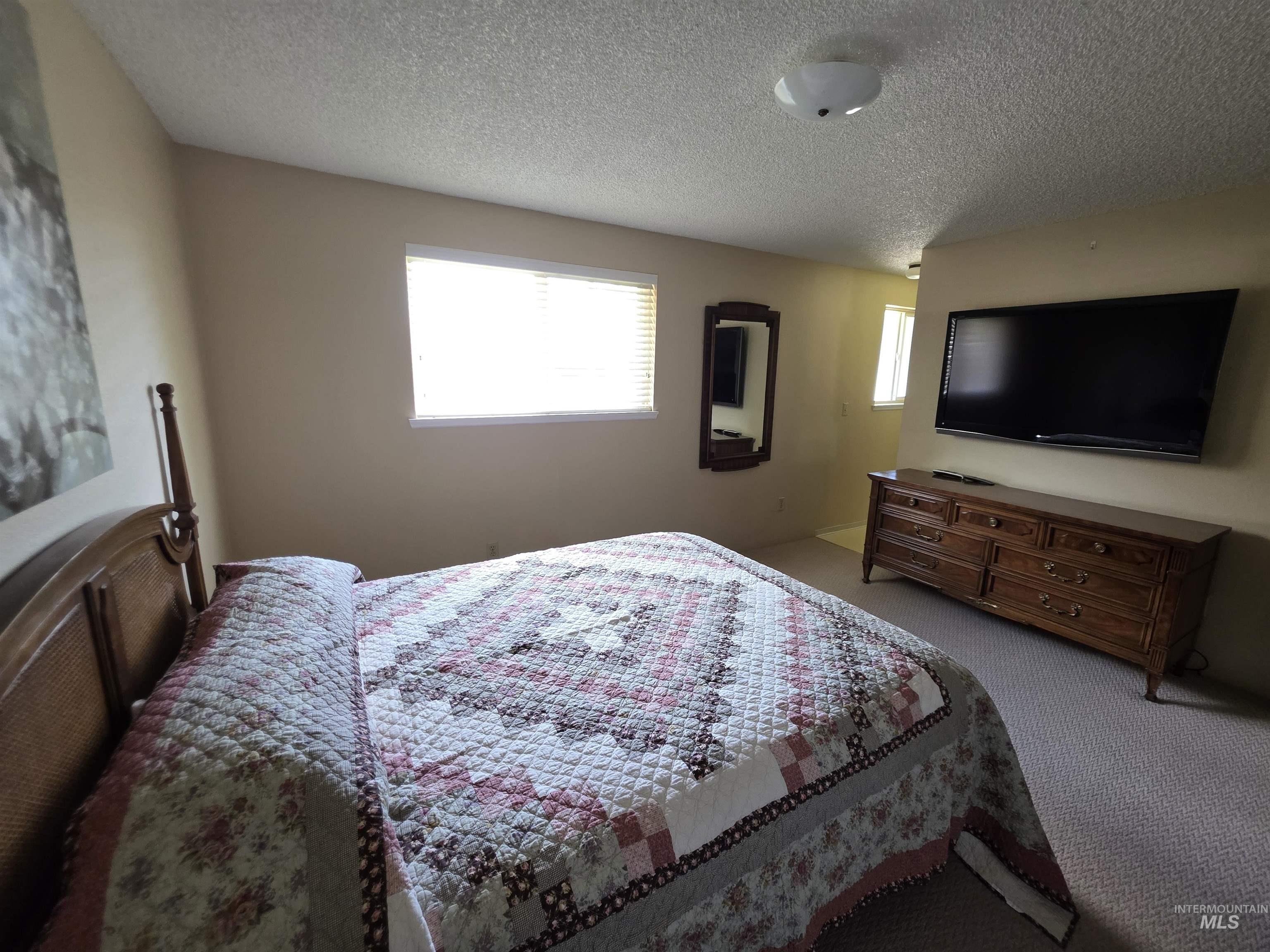 1012 W Camelot Dr