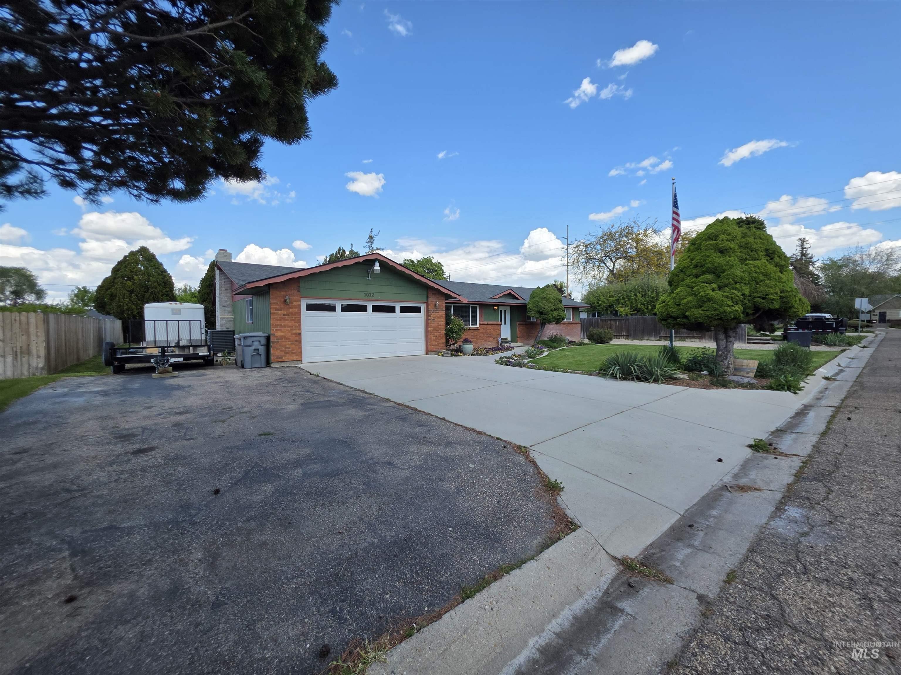 1012 W Camelot Dr