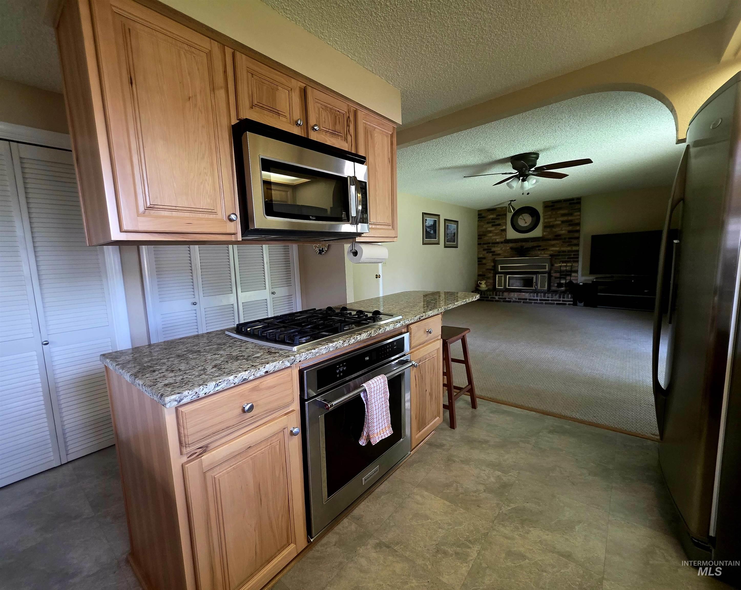 1012 W Camelot Dr