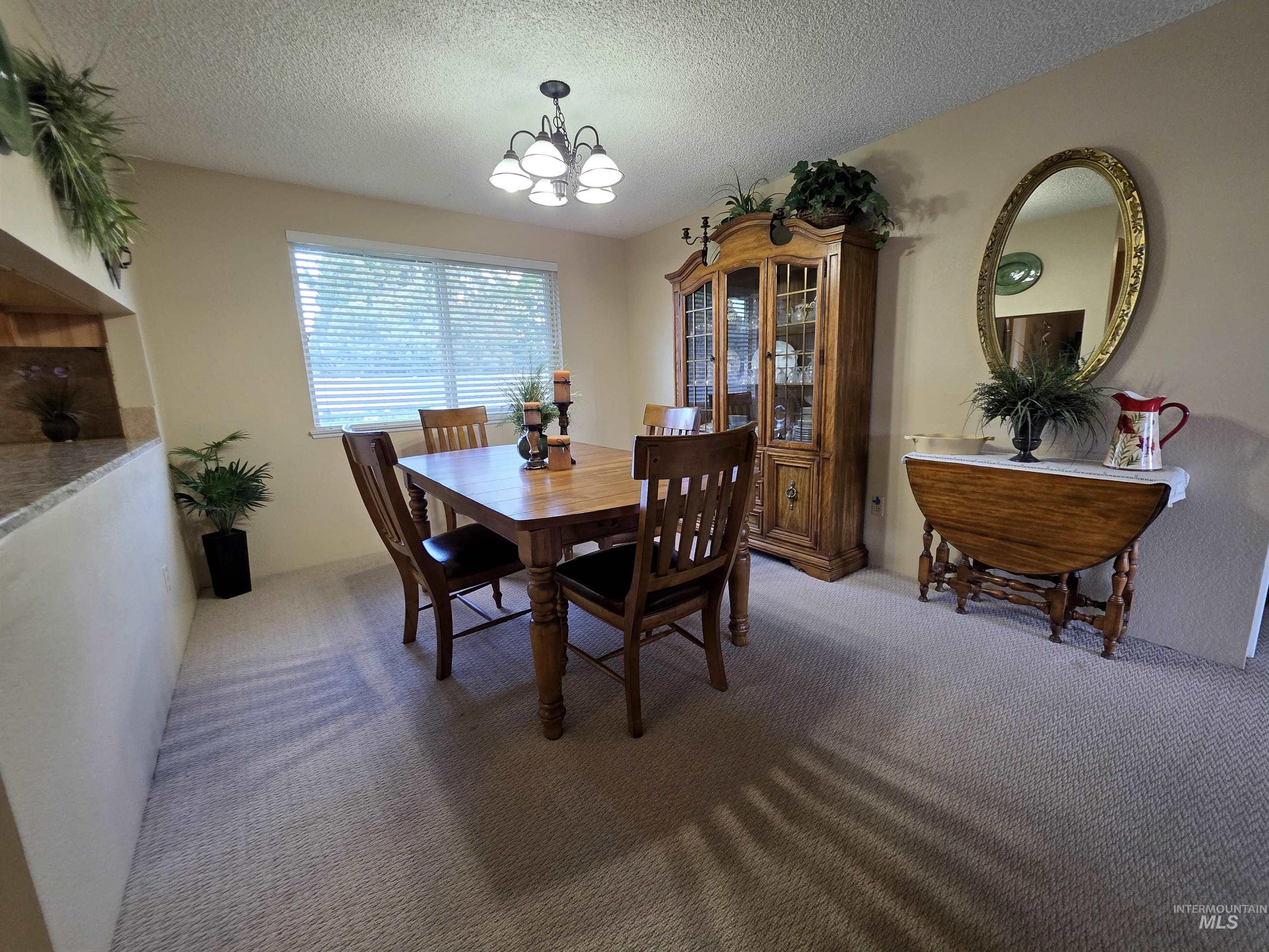 1012 W Camelot Dr