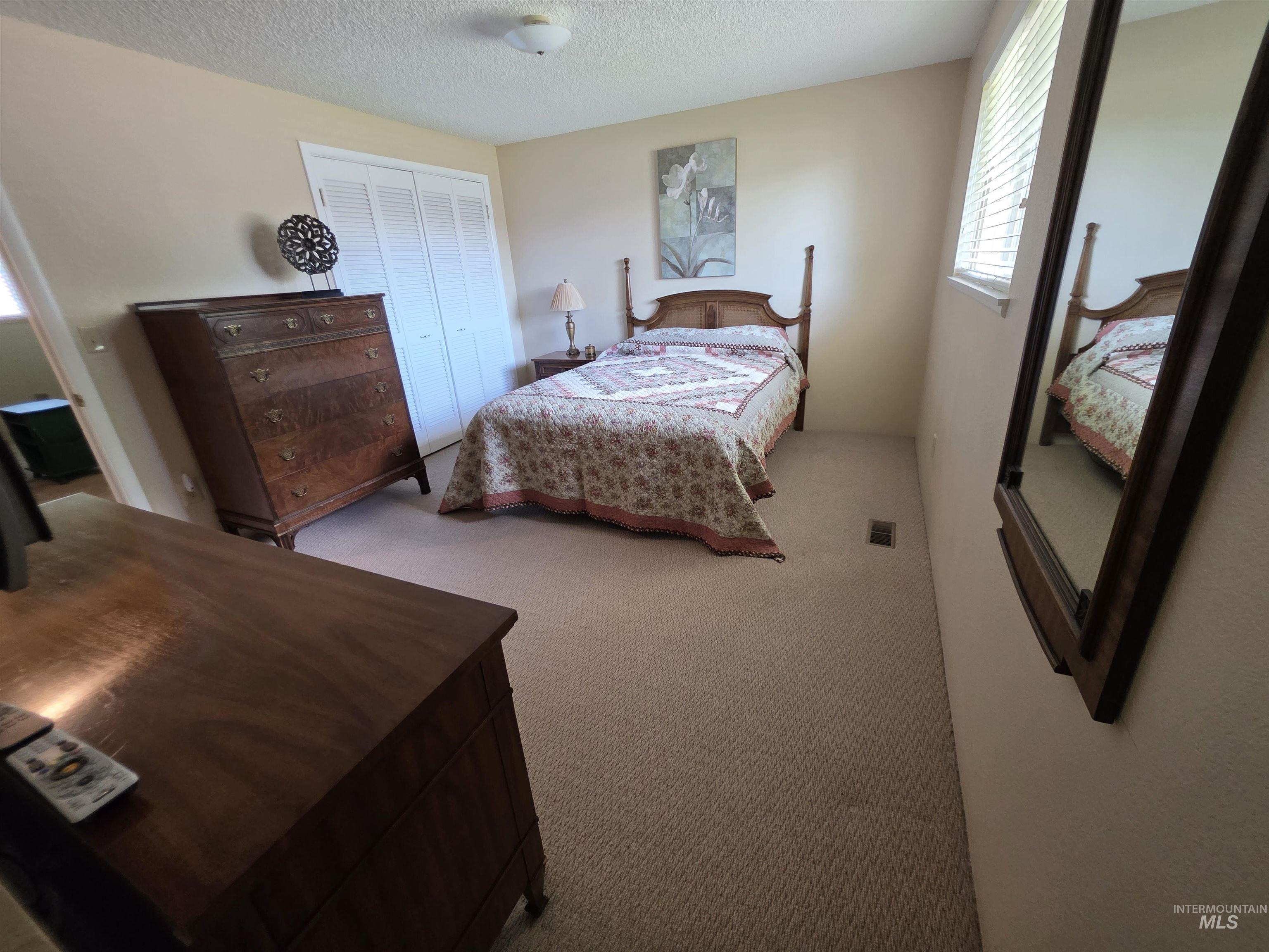 1012 W Camelot Dr