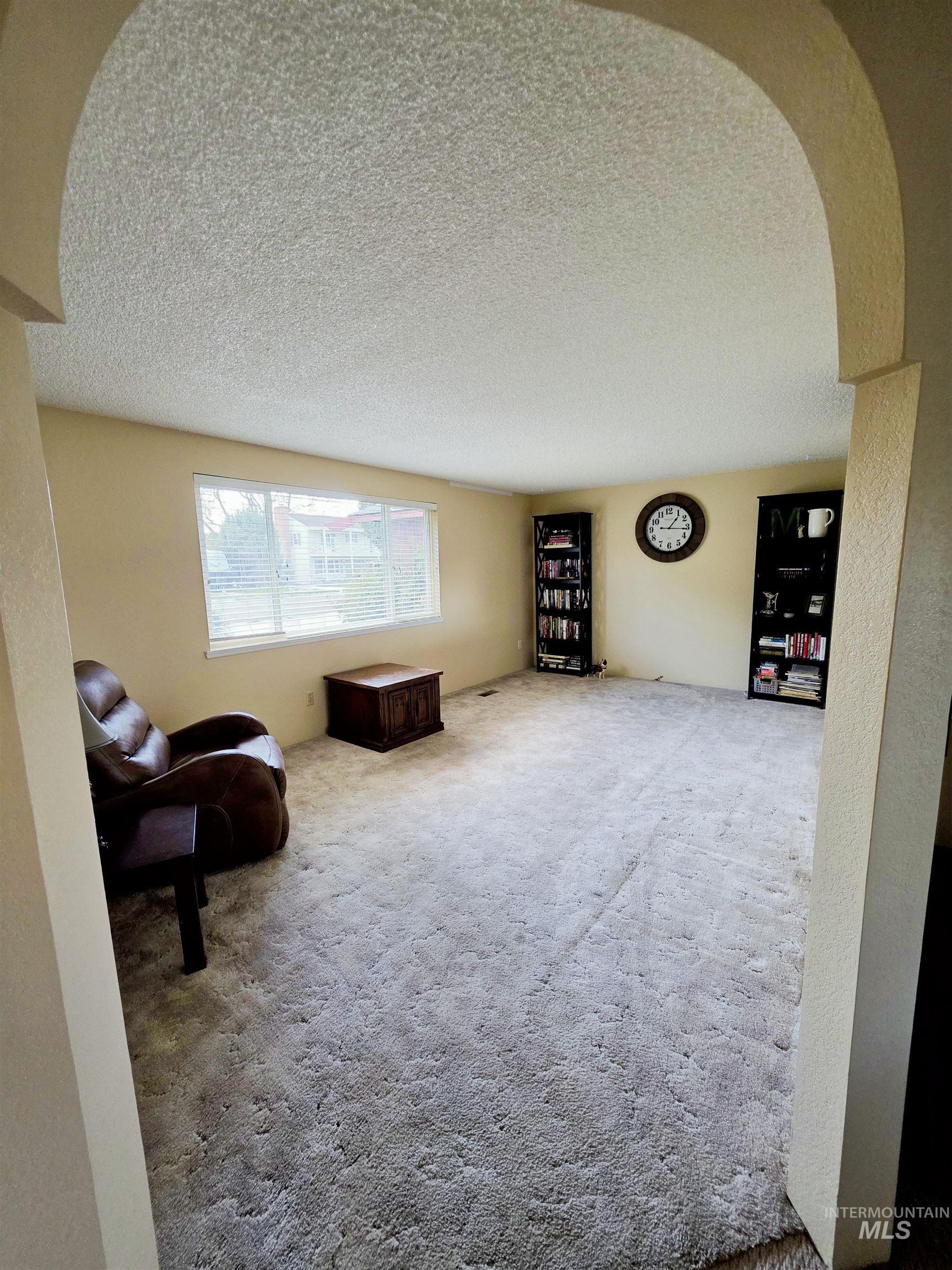 1012 W Camelot Dr