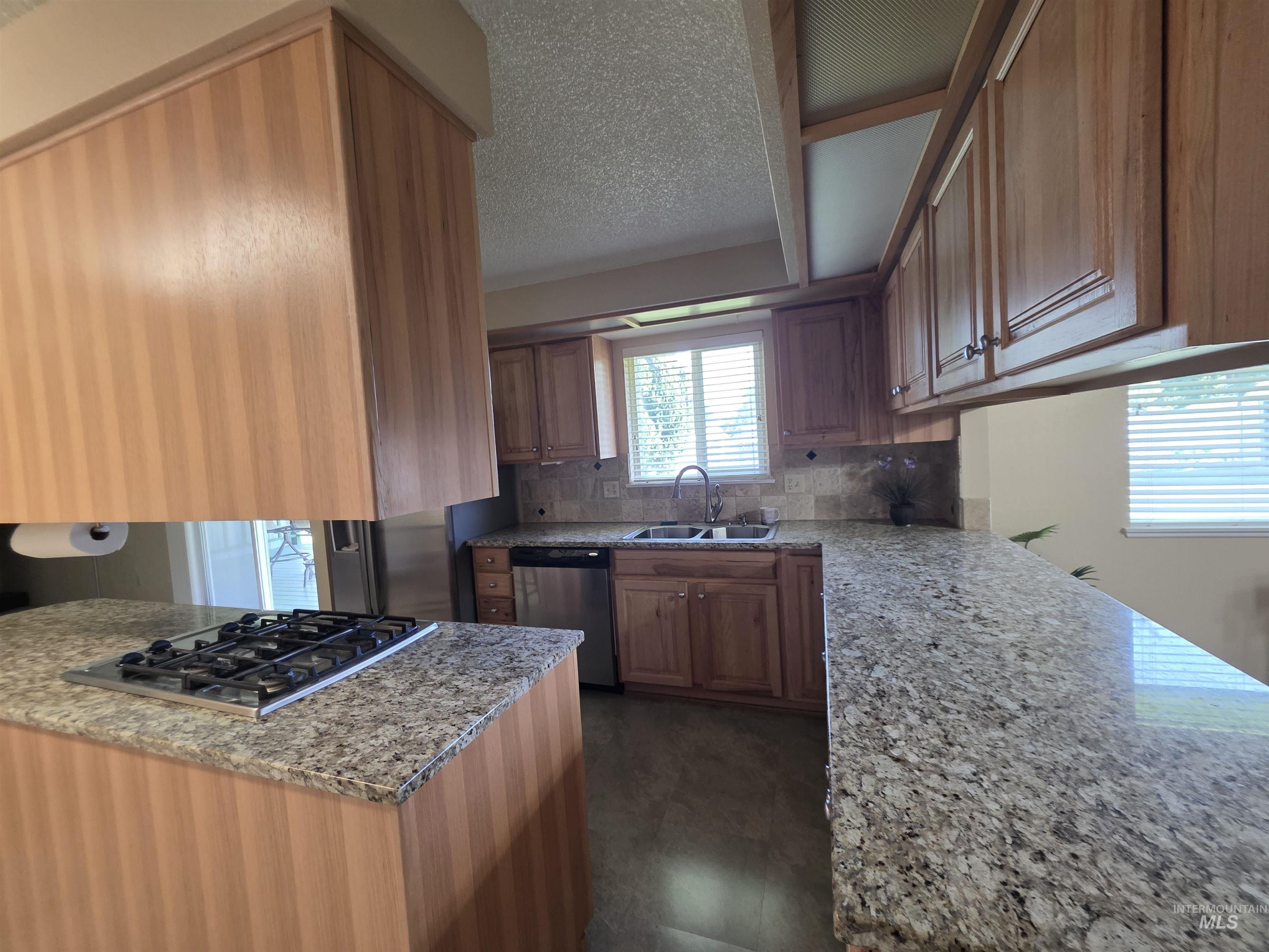1012 W Camelot Dr