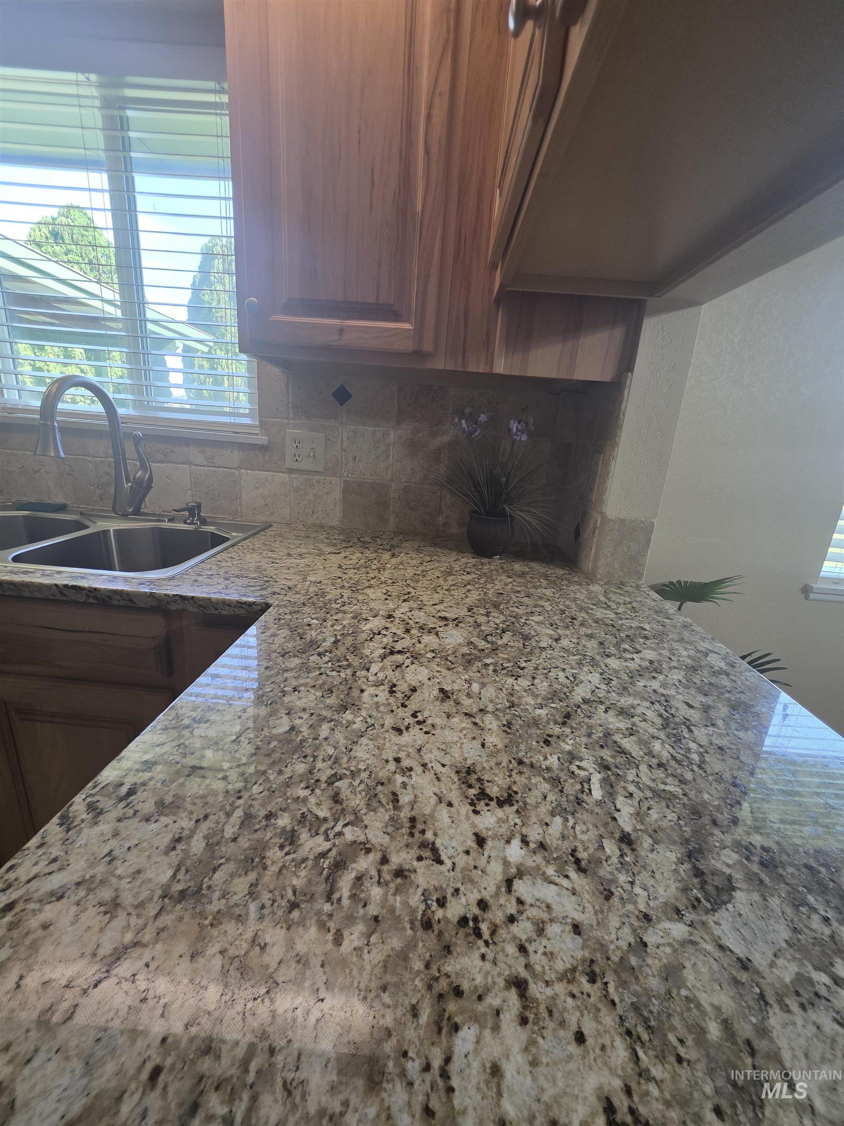 1012 W Camelot Dr